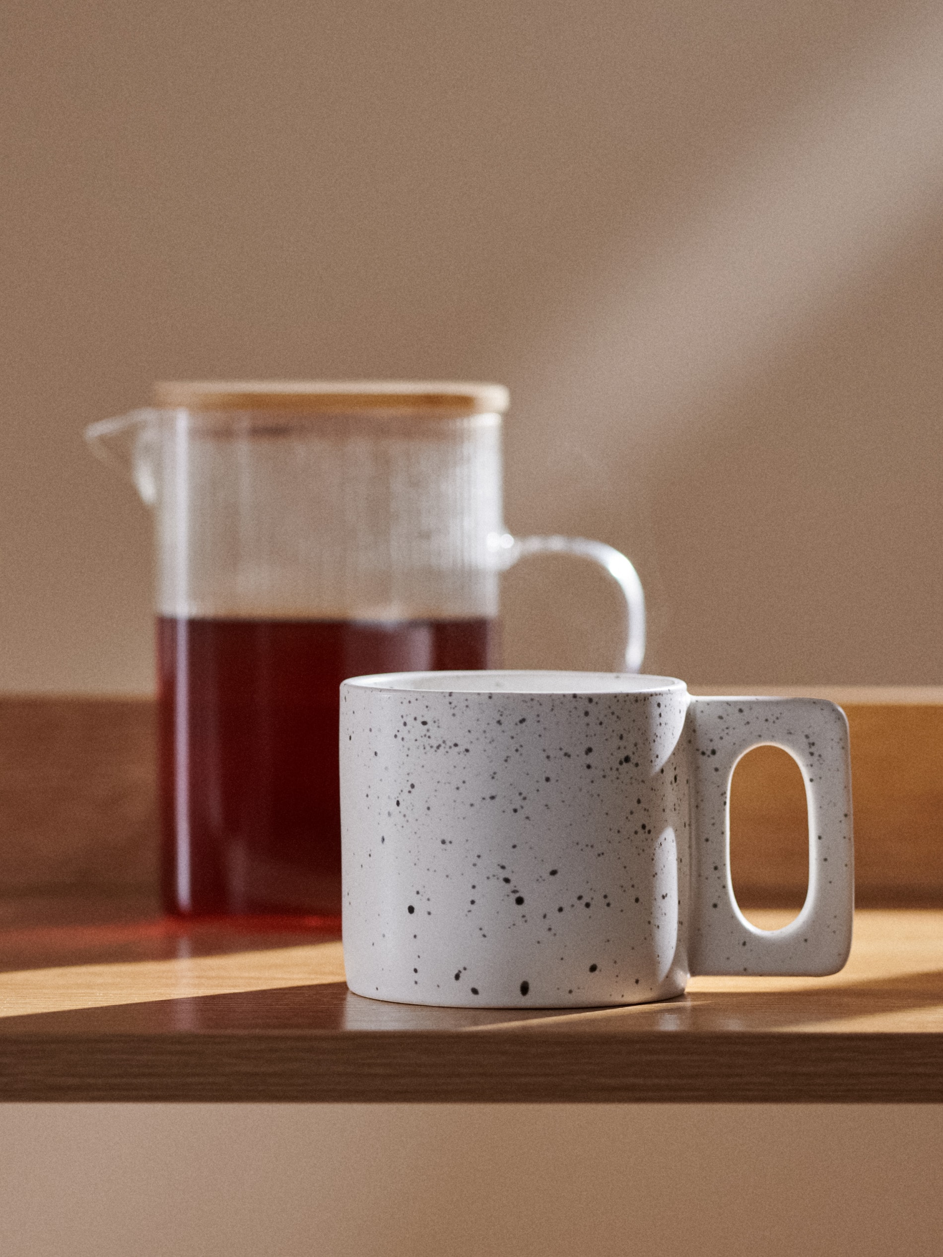 Ceramiczny kubek z nakrapianym wzorem
