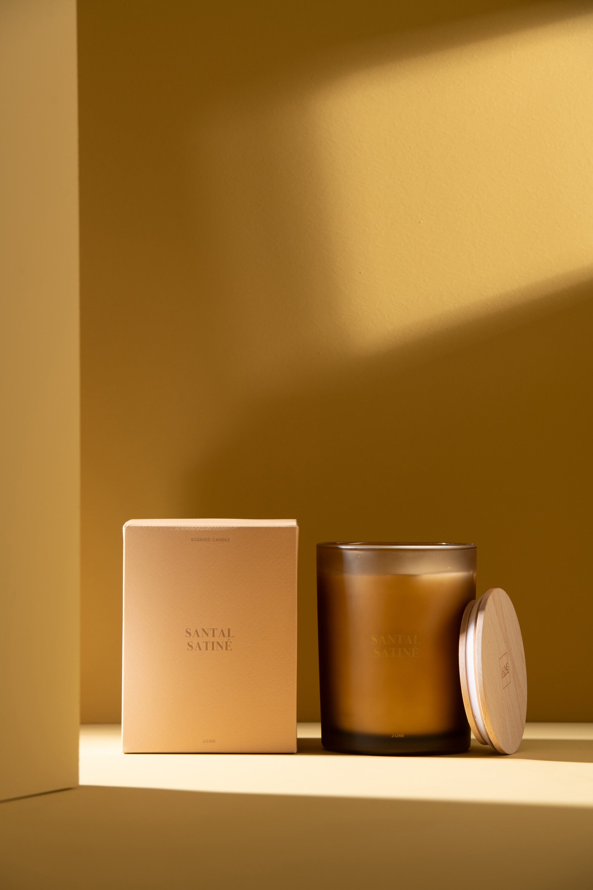 J-Line geurkaars Accords Essentiels - Santal Satiné - glas - geel - 52U