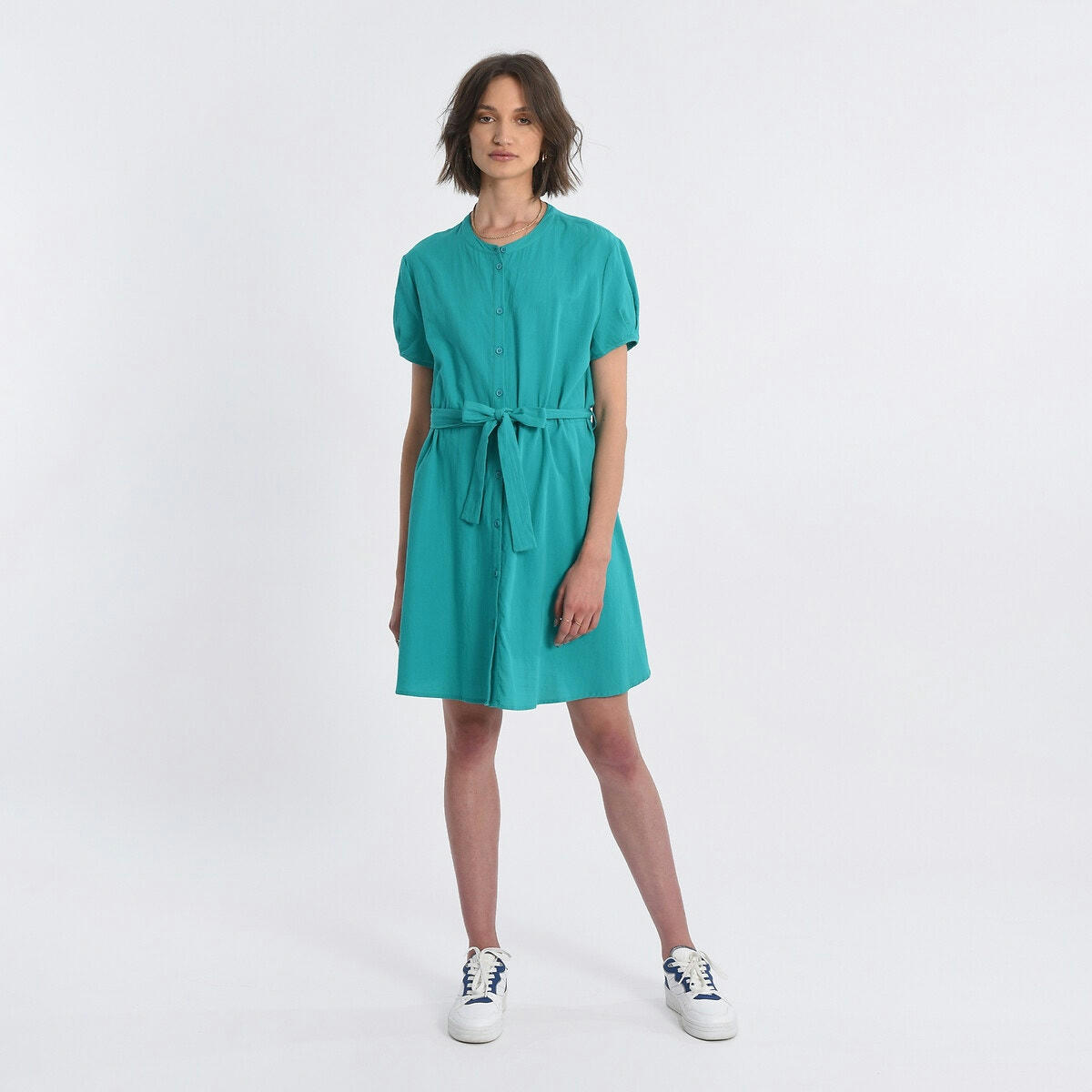 Robe courte boutonnée avec ceinture à nouer