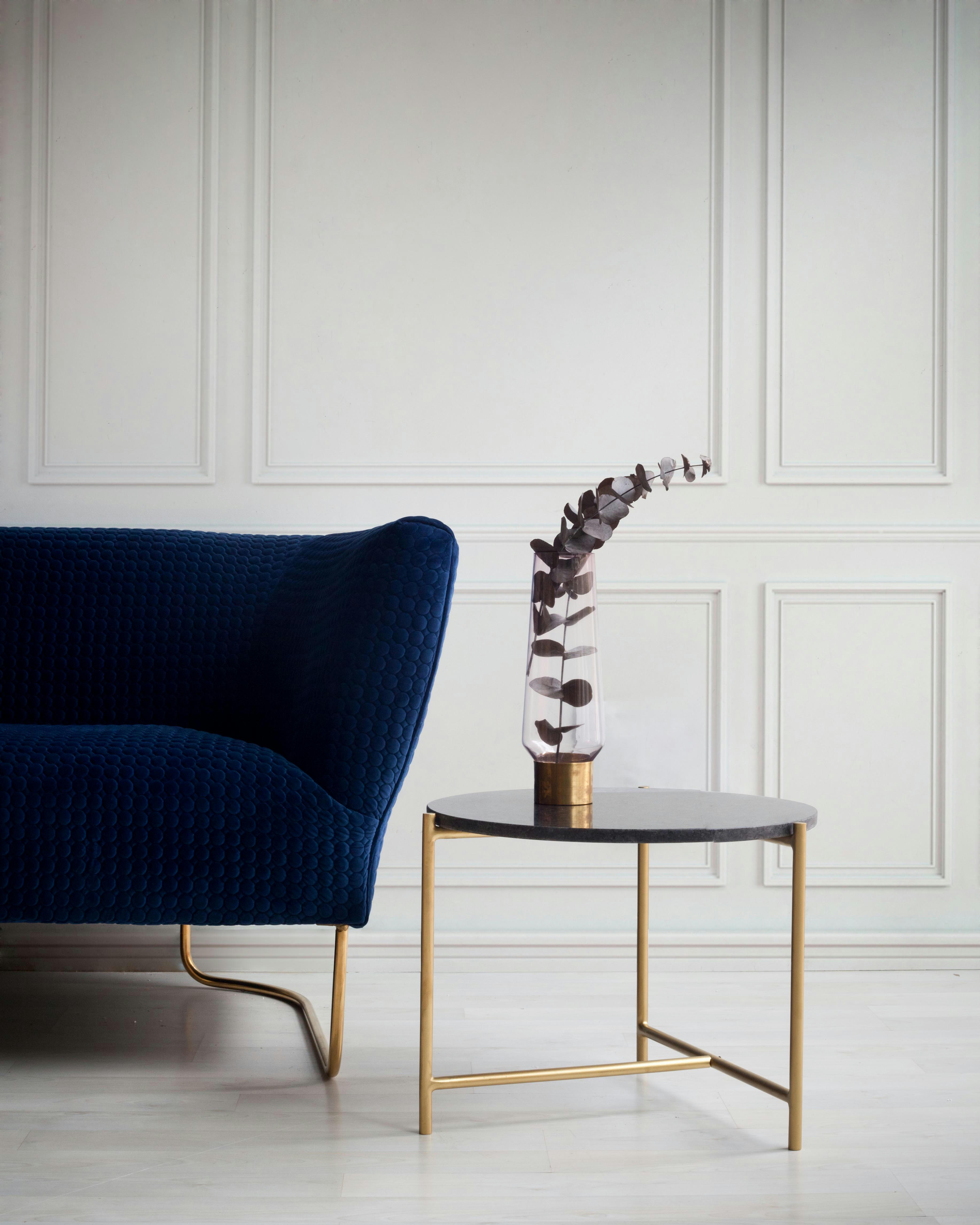 MORGANS - Table métallisée en marbre et fer noir.