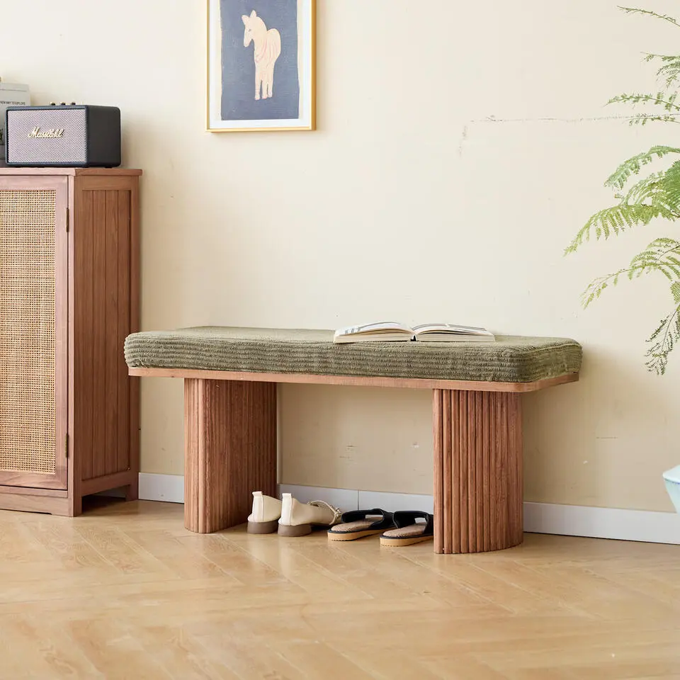 Bank van massief hout en groene ribfluweel