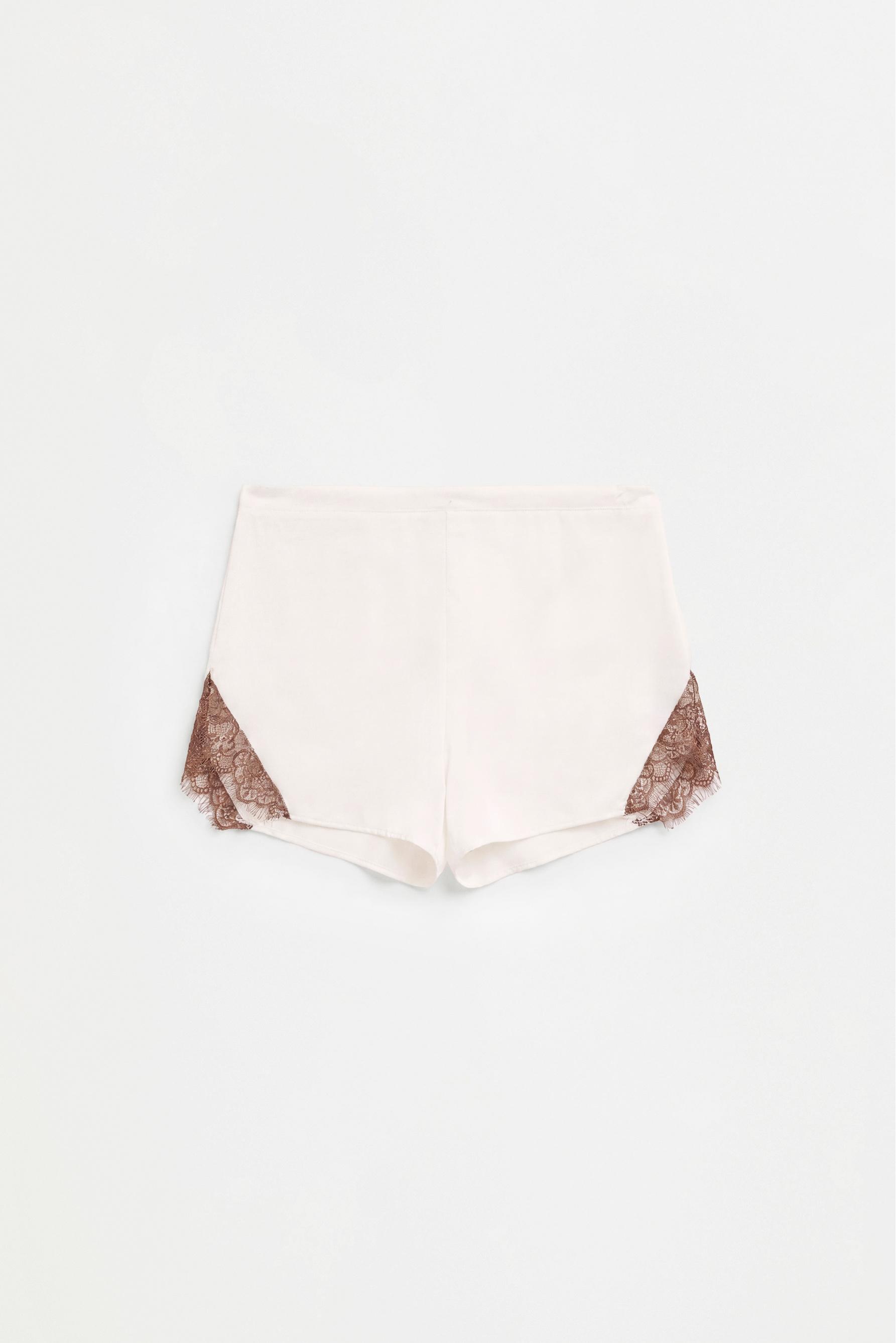Short satinado encaje