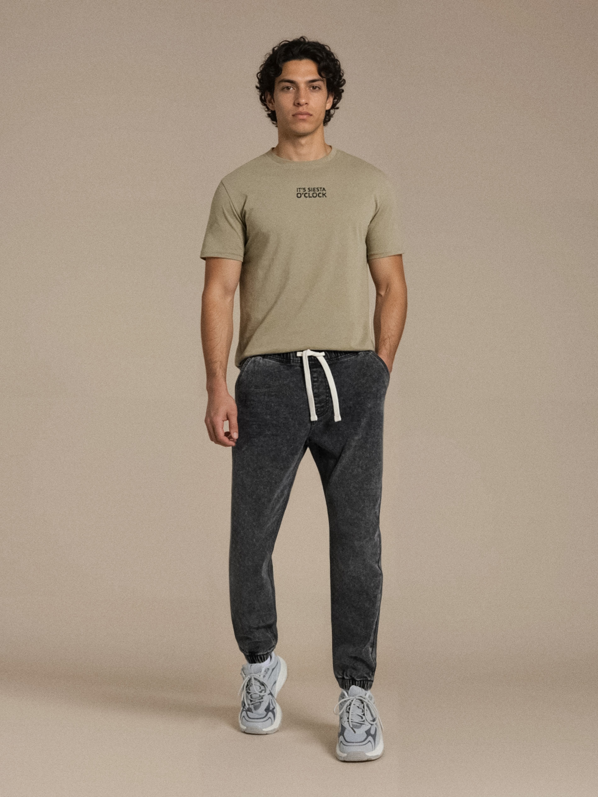 Jeansy jogger z efektem sprania