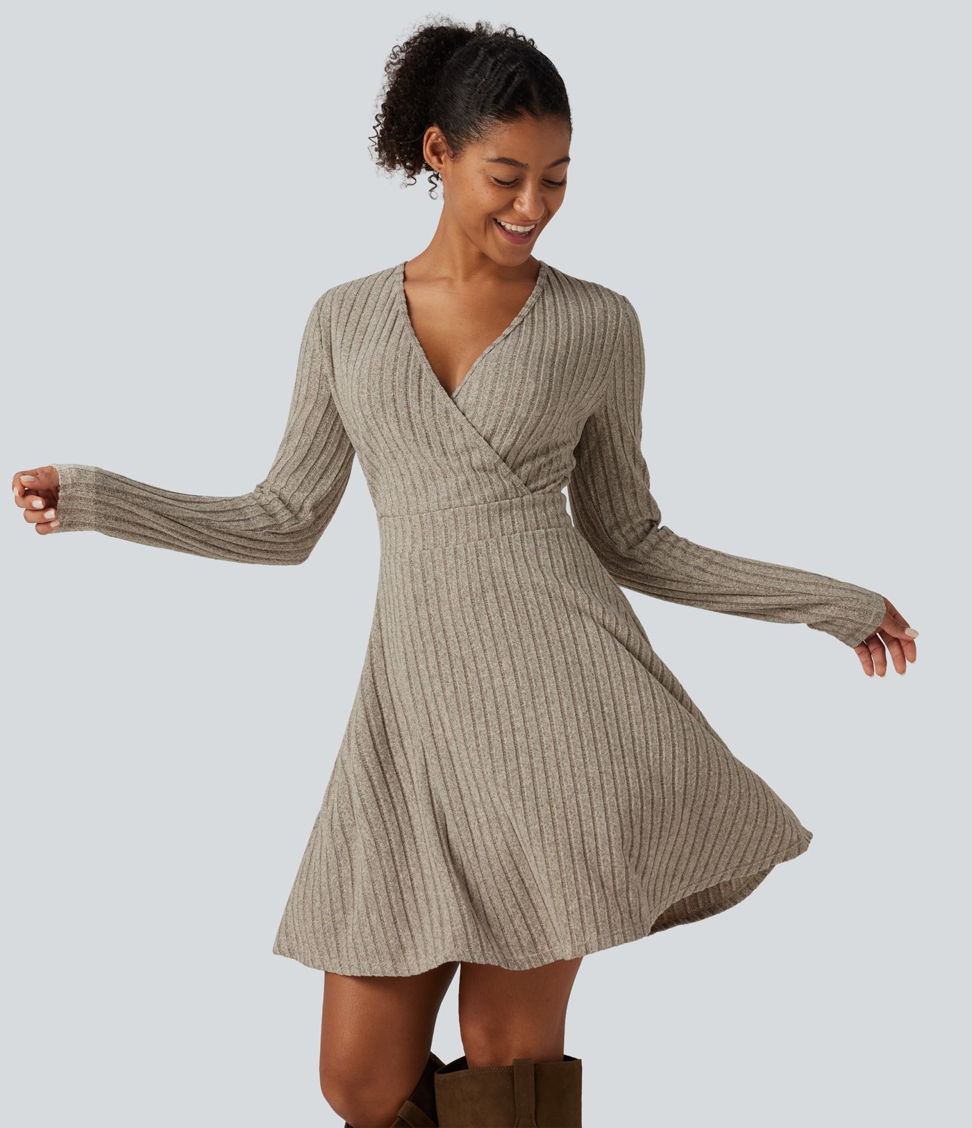 Robe mini en maille côtelée à col V croisé et manches longues
