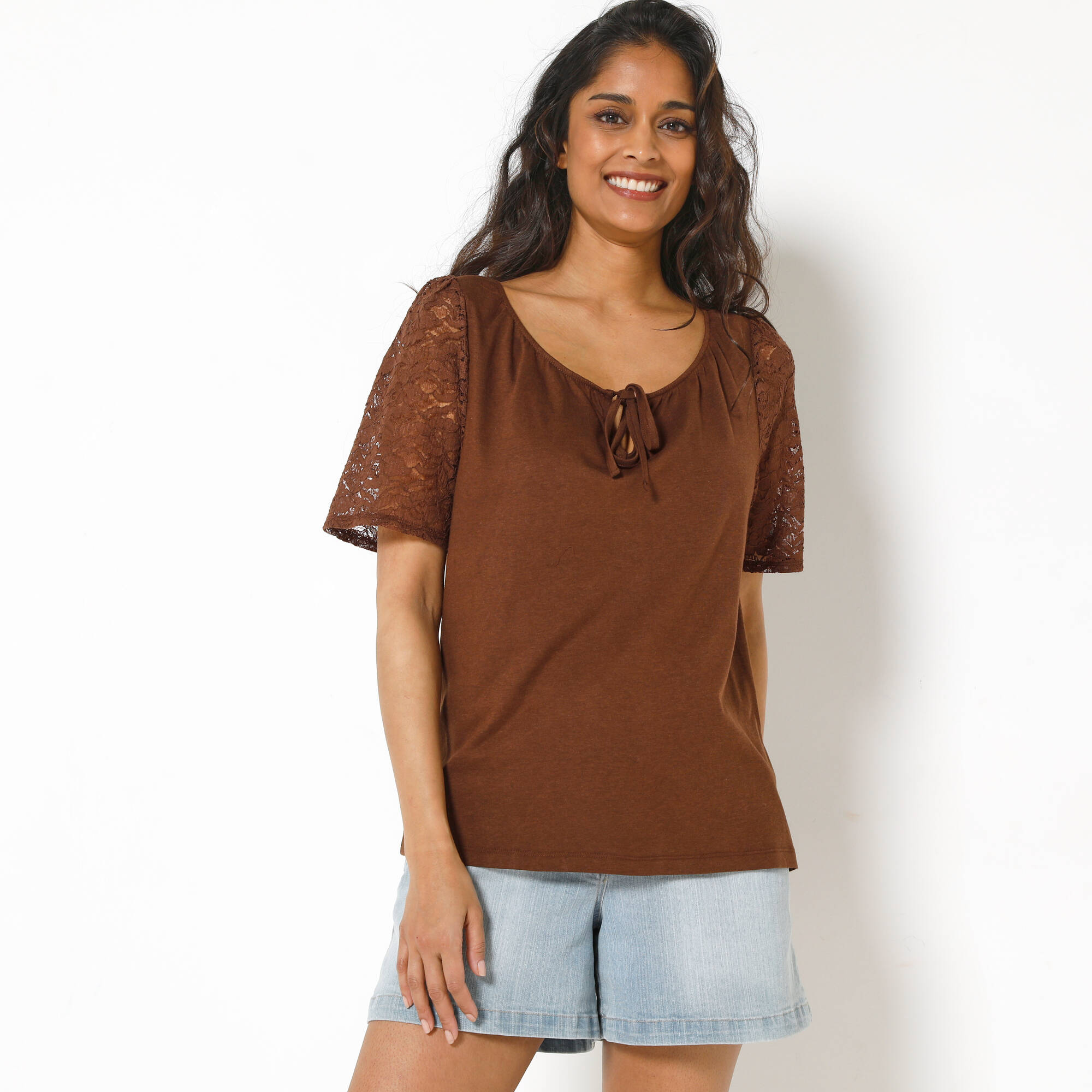 T-shirt à col fendu élastiqué, manches coude en dentelle