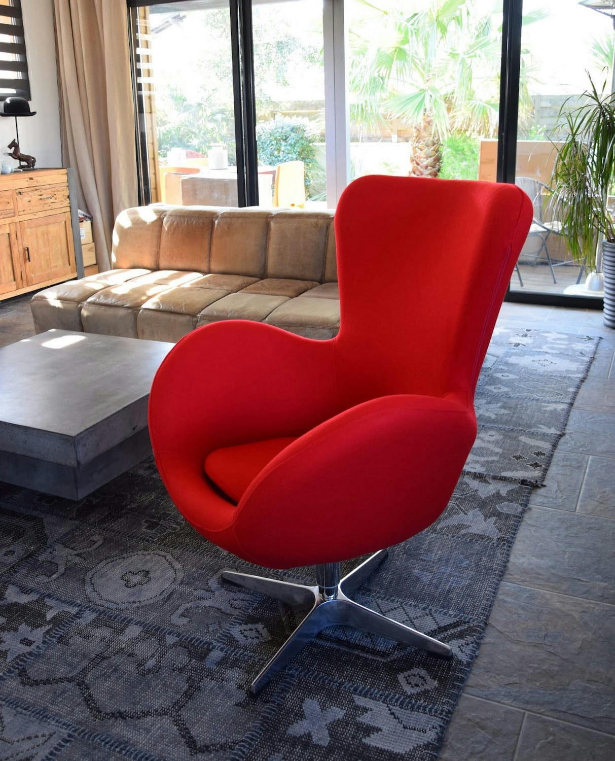 COCOON - Fauteuil rotatif en velours rouge