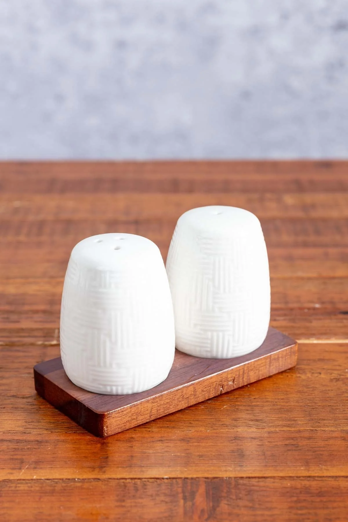 Cable Knit Salt And Pepper With Acacia Wood Base