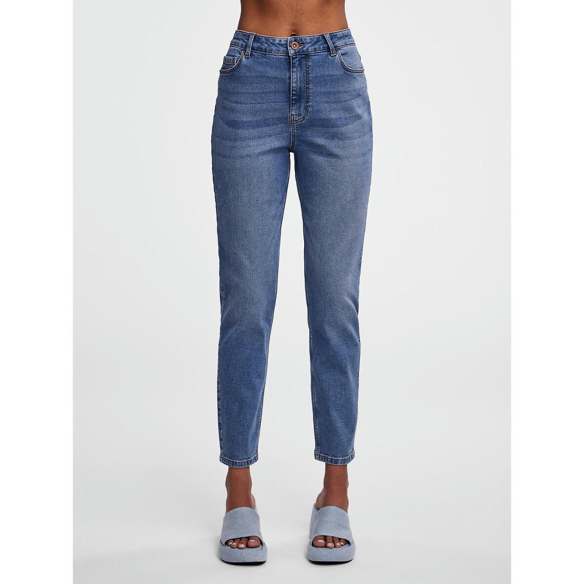 Jean Mom, standart