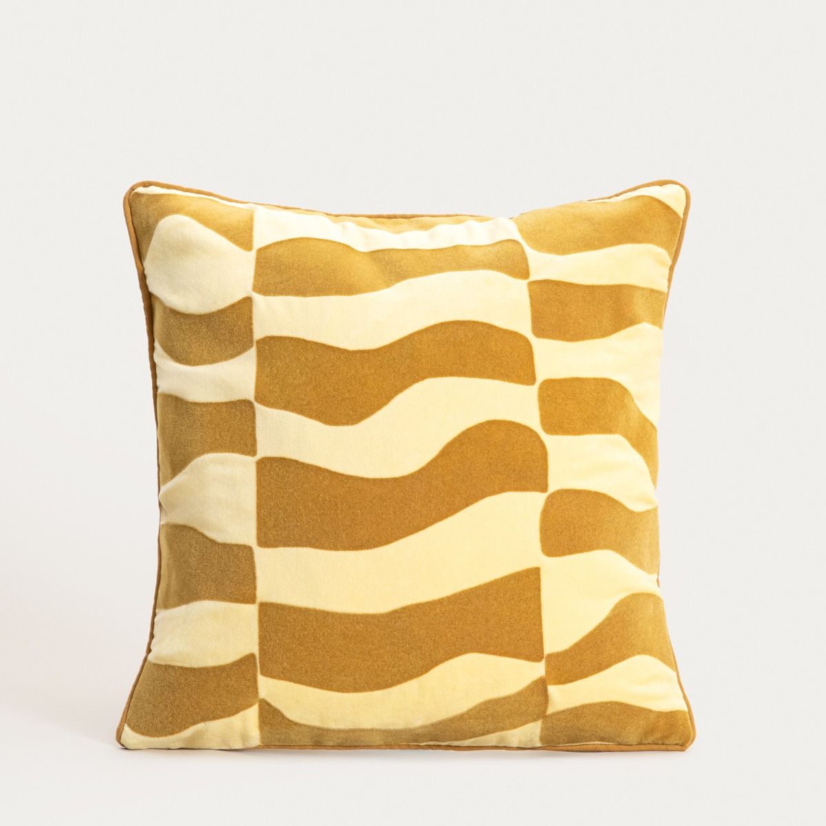 Poszewka DARIKA aksamitna ze strukturalnym wzorem żółta 45x45cm