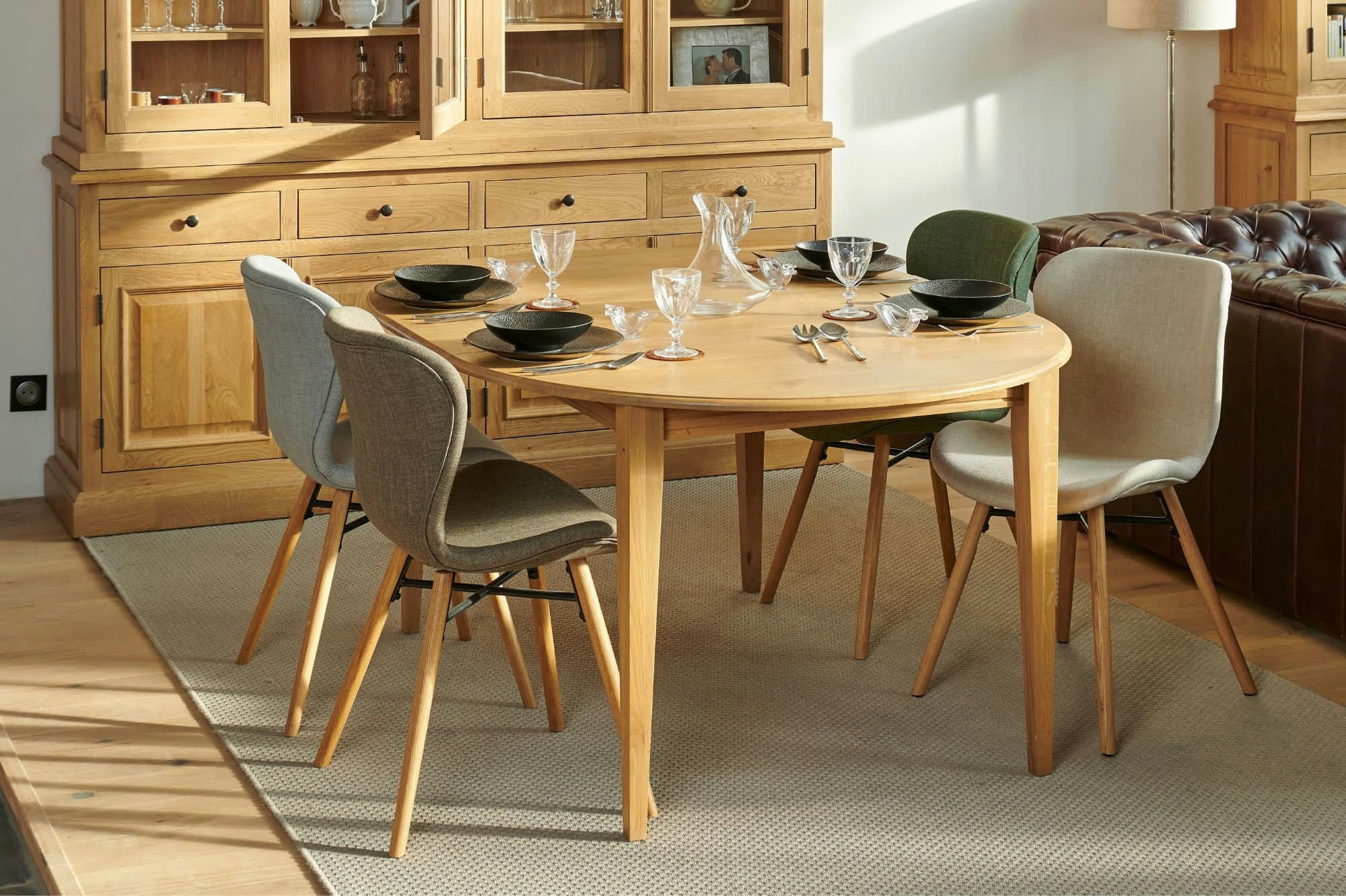 - Table ronde extensible pieds fuseau D105 + 4 chaises tissu