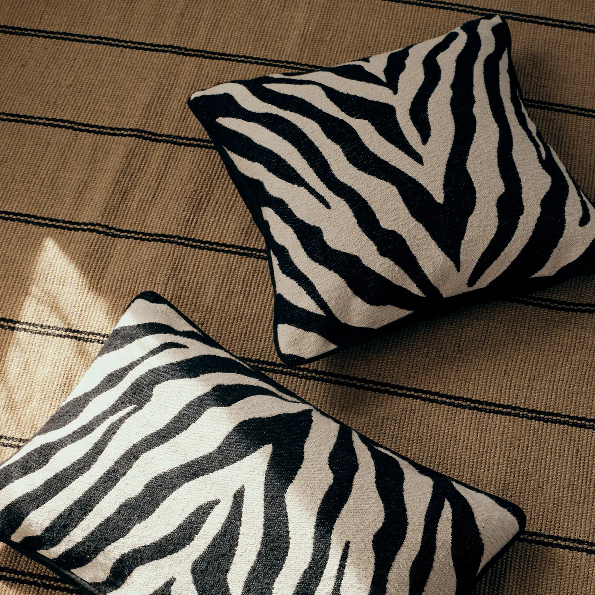 Broste Copenhagen - Zebra Kissenbezug, 40 x 60 cm, black / light beige