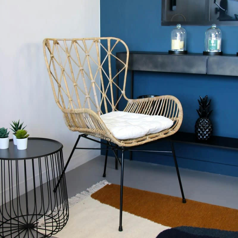 MAX - Fauteuil en rotin beige avec pieds en métal noir