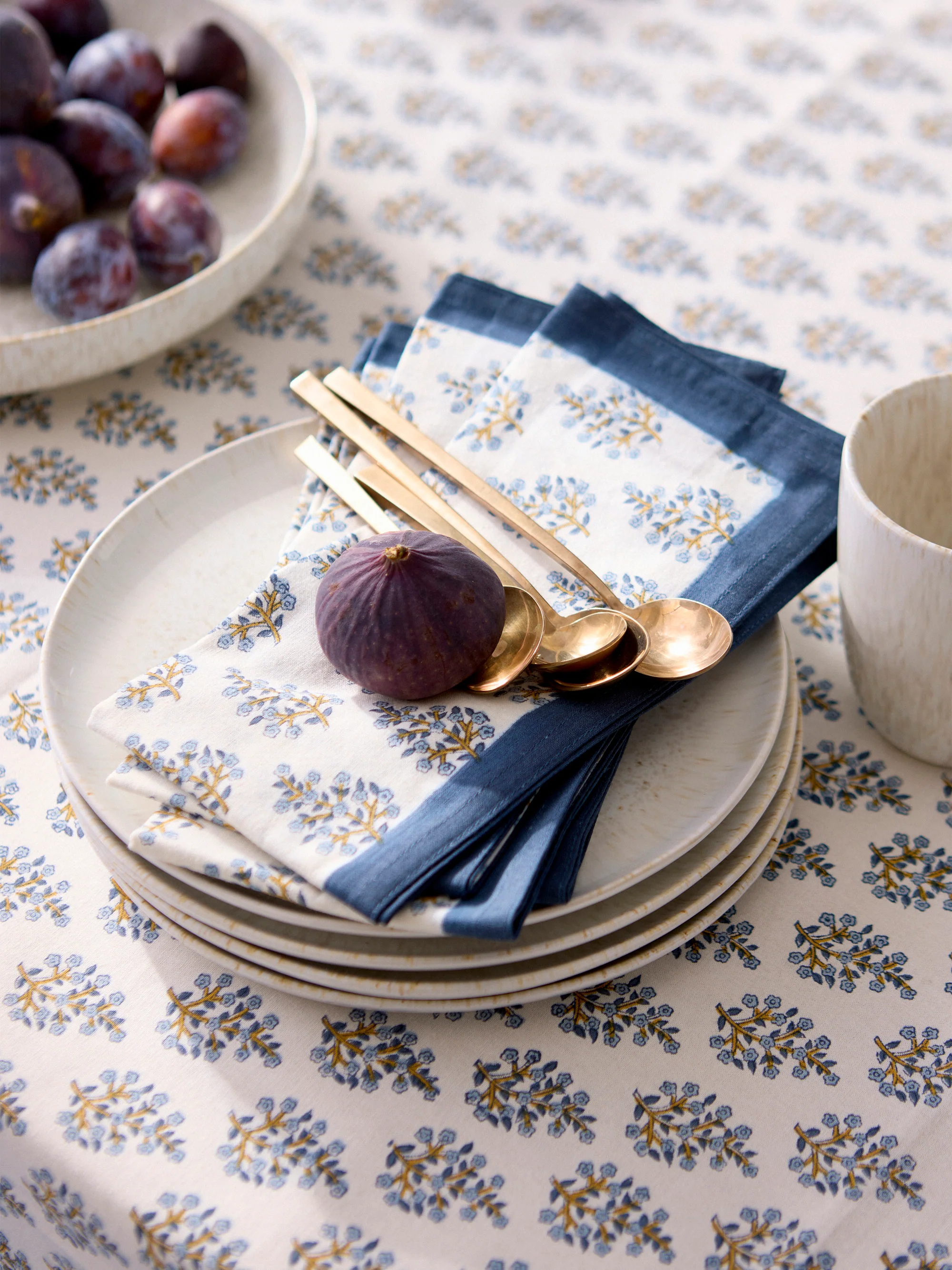 Handgefertigte Tischdecke Melon mit floralem Design