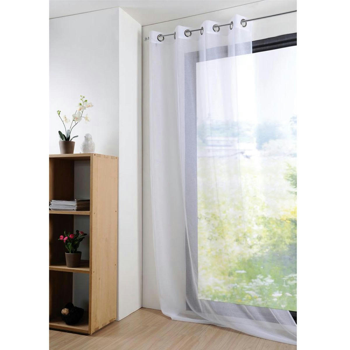 - Un panneau de voilage à oeillets blanc