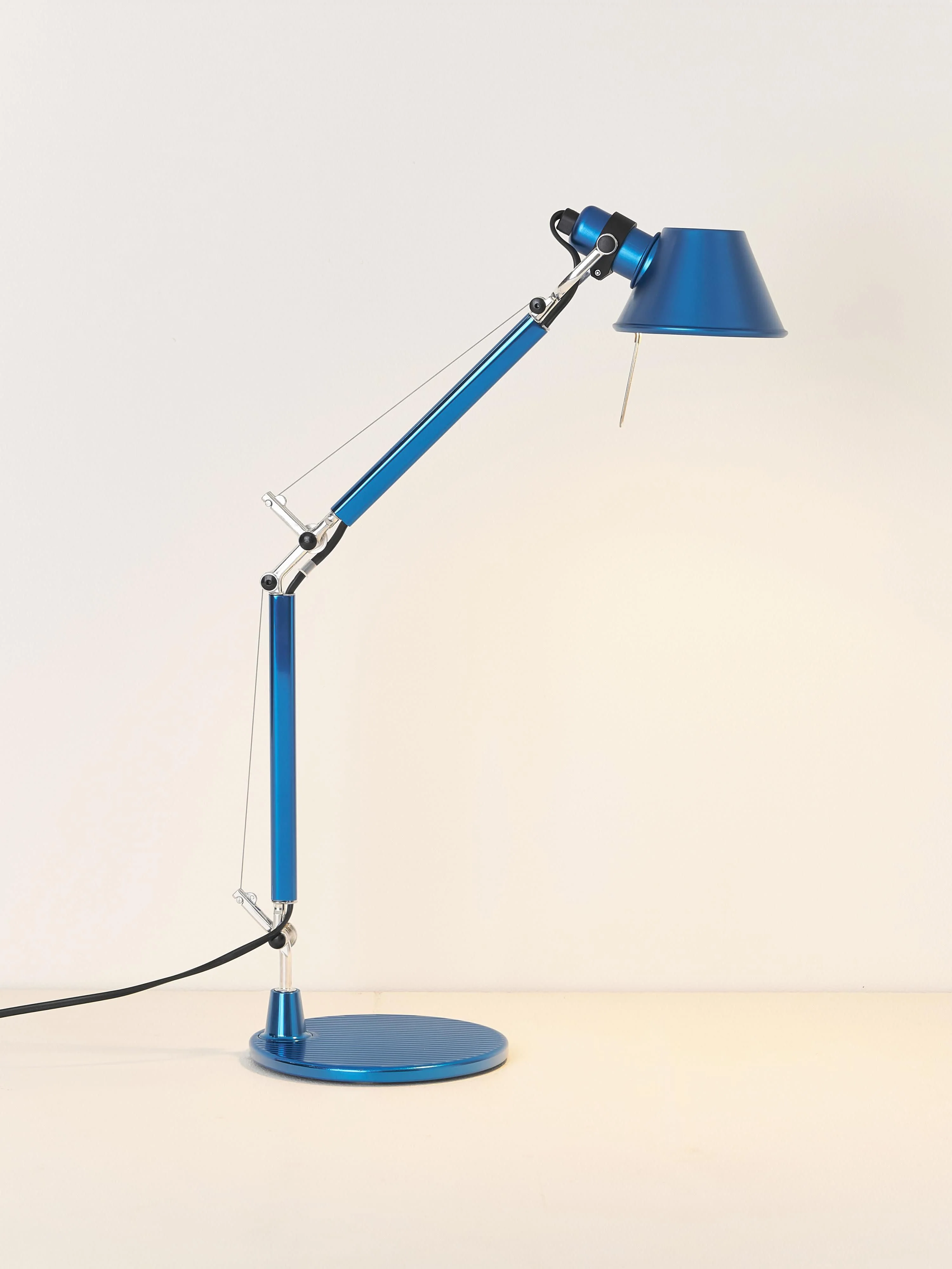 Verstellbare Schreibtischlampe Tolomeo Micro