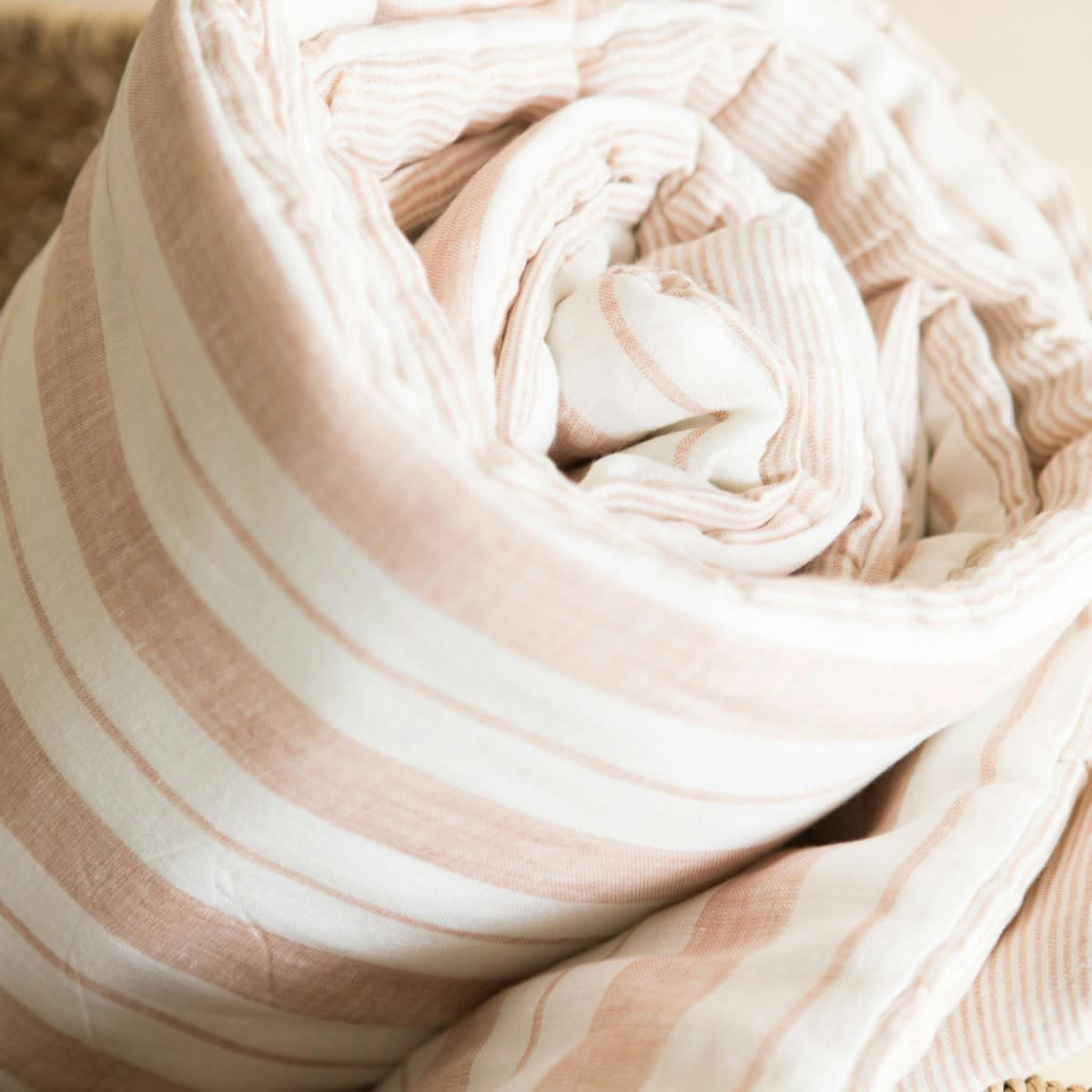 LES ESSENTIELS - Edredon en lin lavé rayé rose/crème 90x190