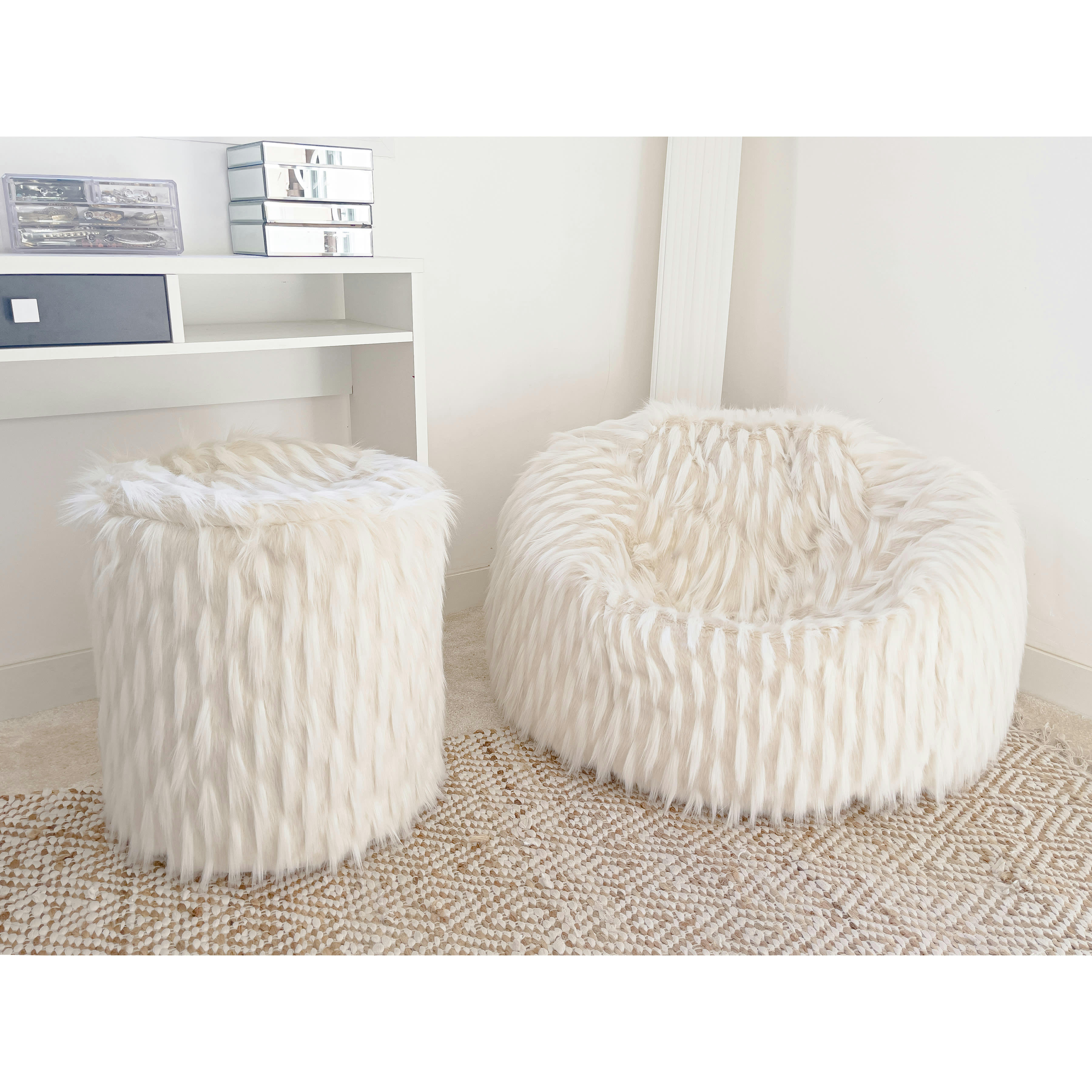 - Pouf en fausse fourrure blanche