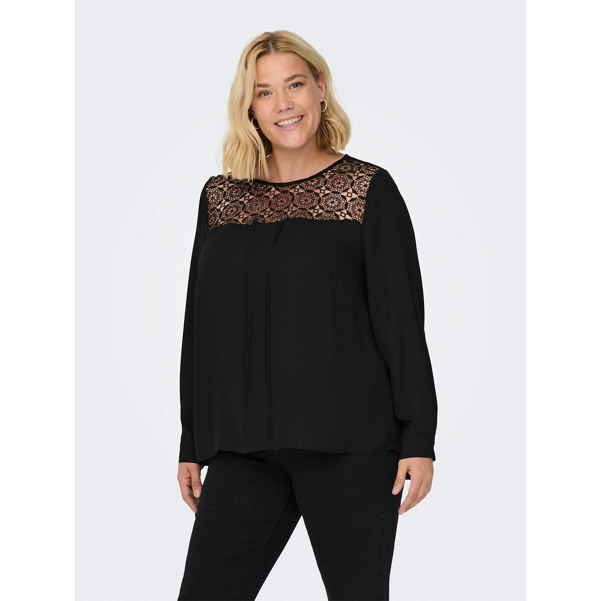 Blouse  col rond, broderie col
