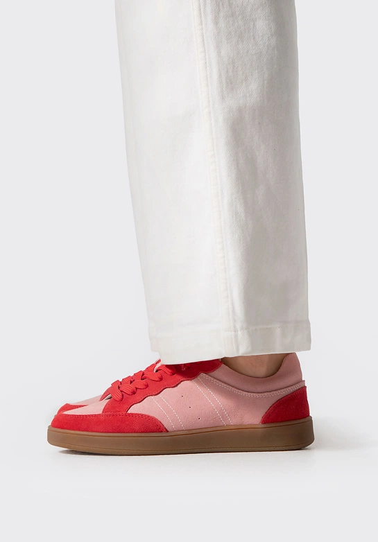 Zamszowe sneakersy z kontrastowymi elementami różowo - czerwone