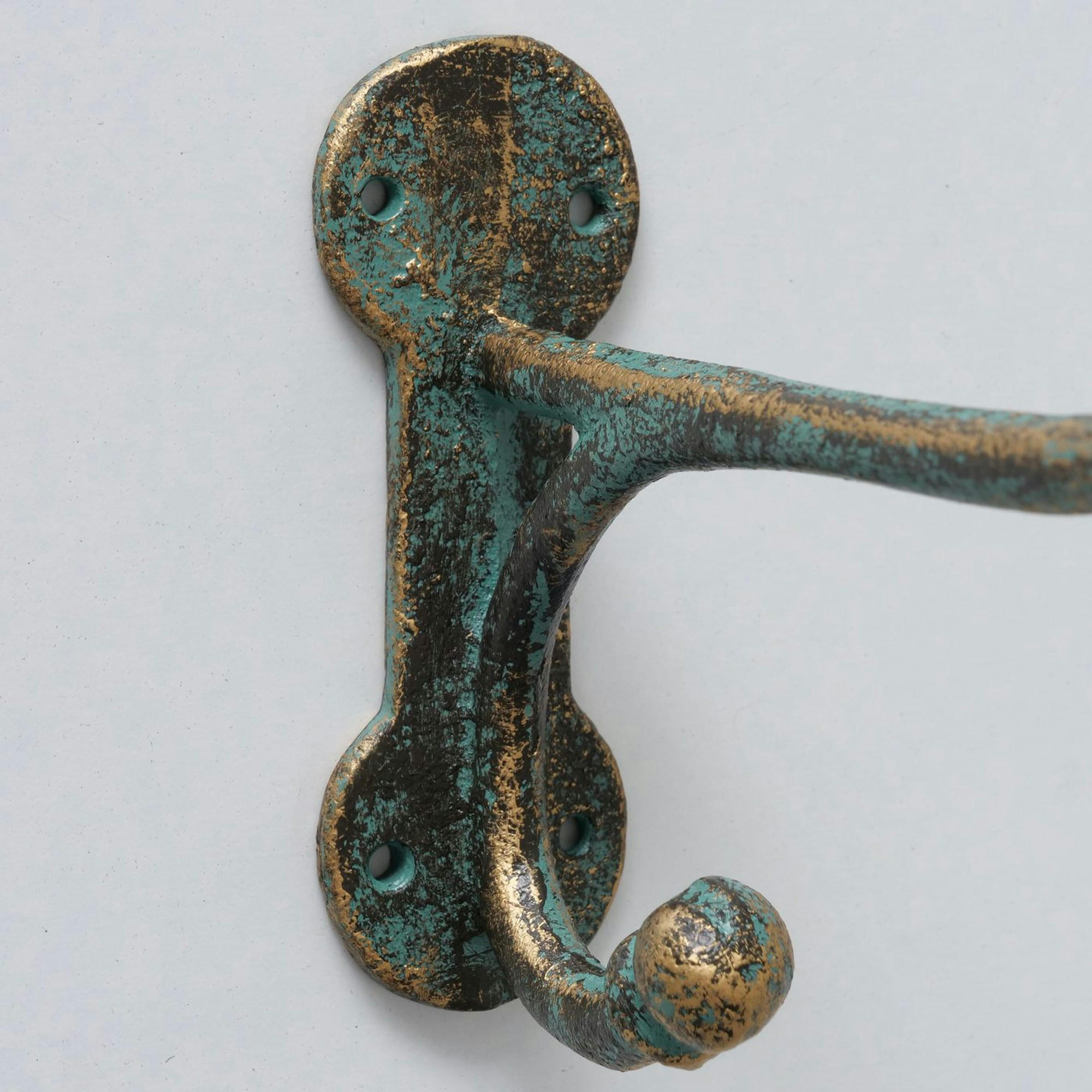 - Patère double en fonte vert et doré vieilli