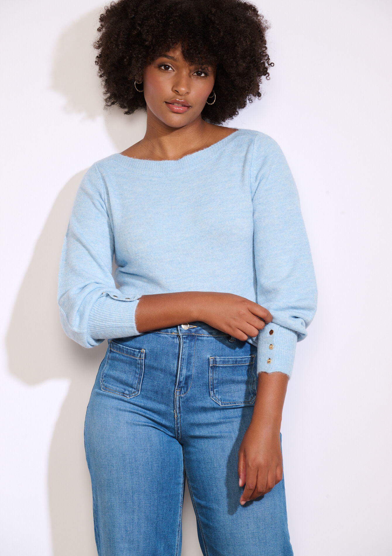 Trui met knopen op mouw