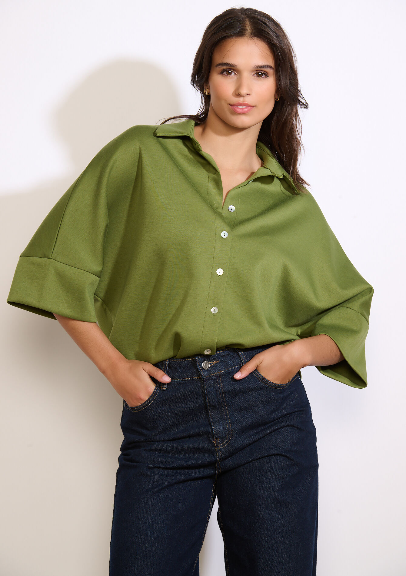 Losvallende polo met knopen