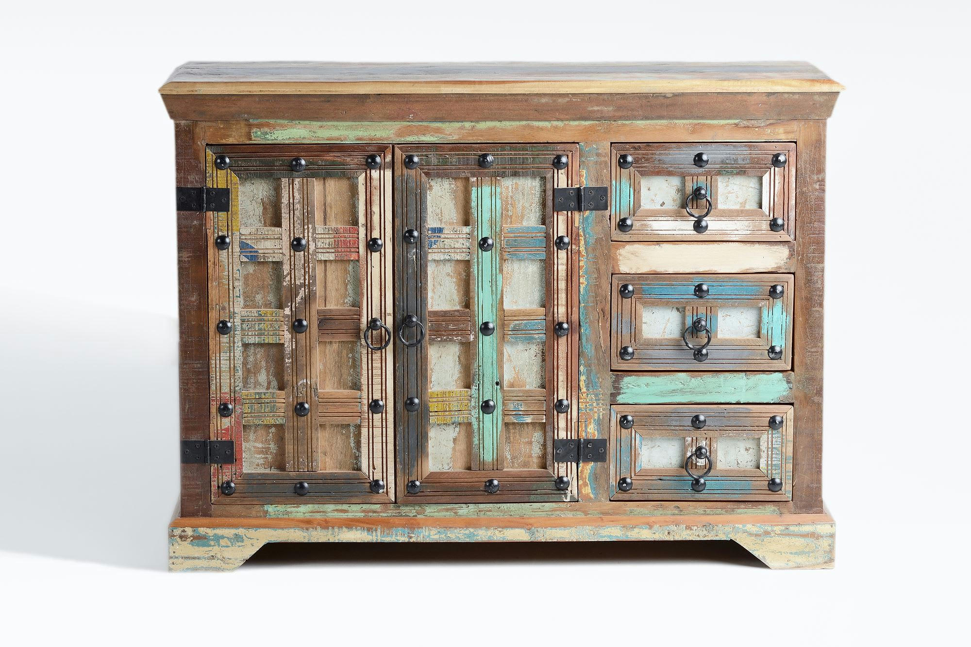 - Buffet en bois recyclé et détails métalliques multicolores