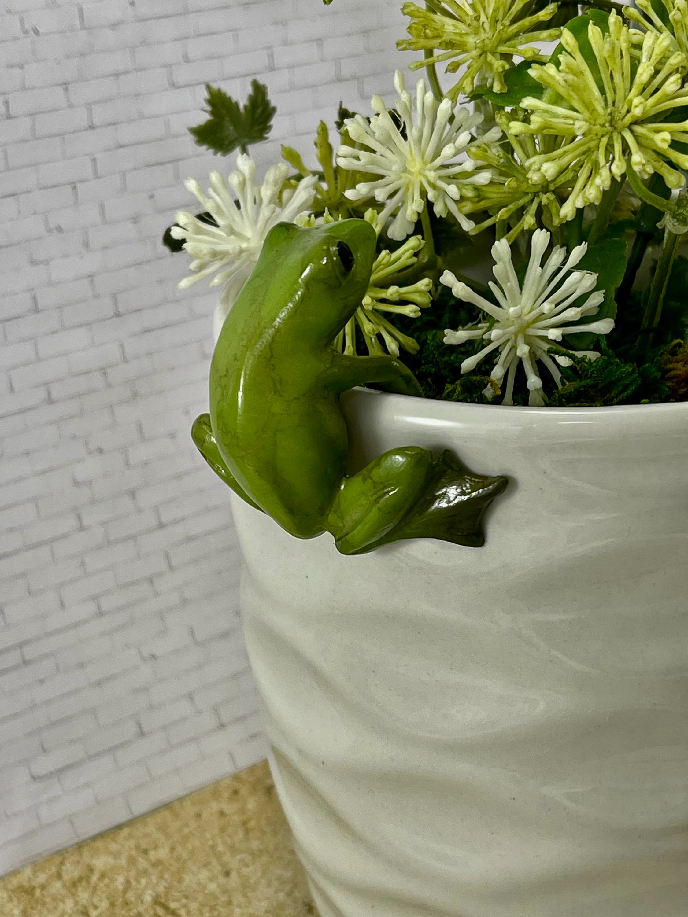 Frog Flower Pot Hugger Figurines, Miniature Supplies, Plant Accessory, Fairy Garden Accessories, Mini Toad Figure, Decorative Hanger