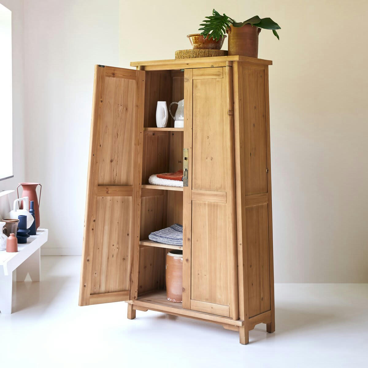 YUKI - Armoire de rangement en pin massif recyclé