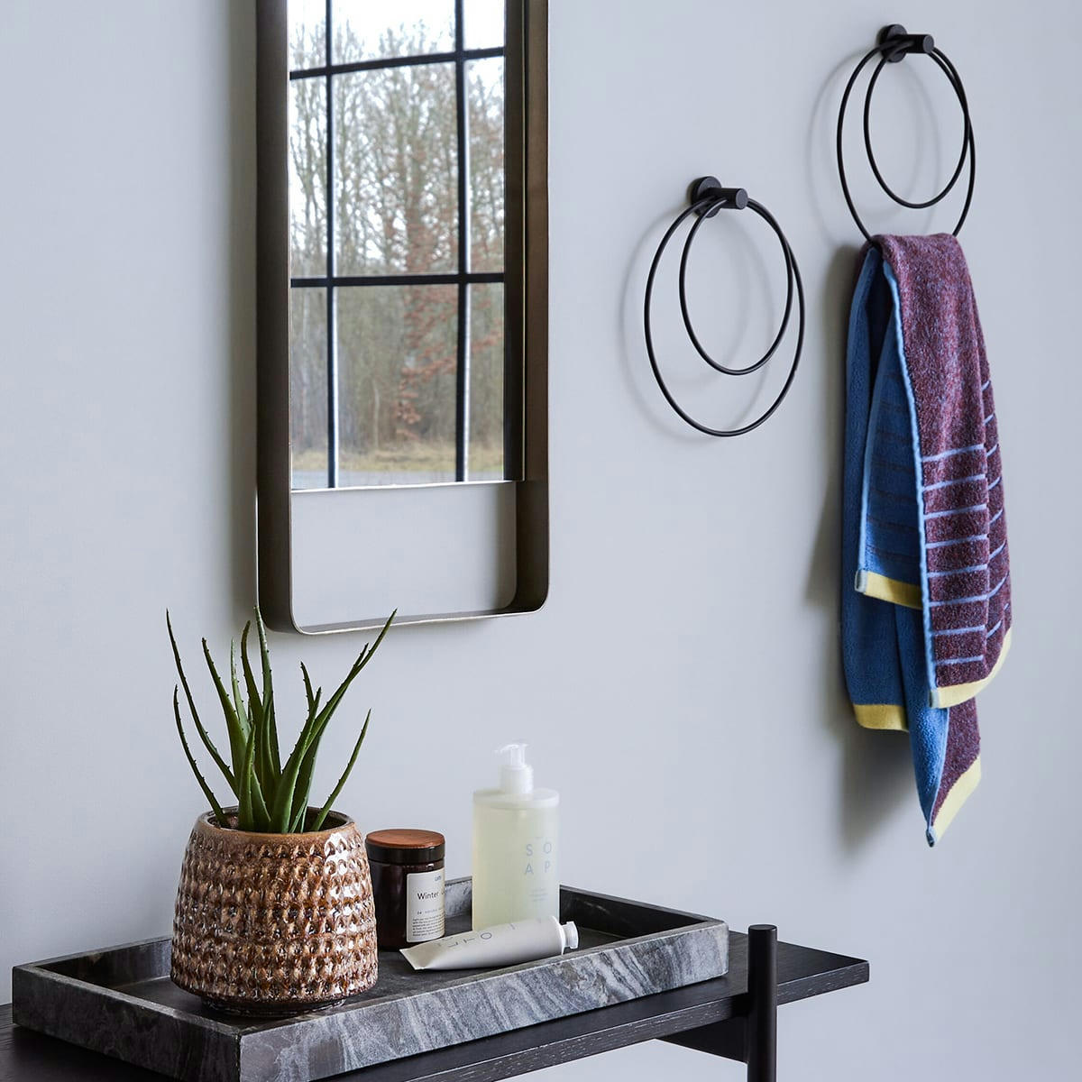 AWARE - Miroir mural en carré fer