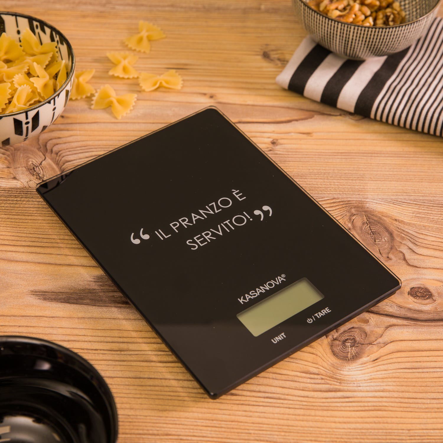 Bilancia da cucina digitale nera rettangolare con scritta