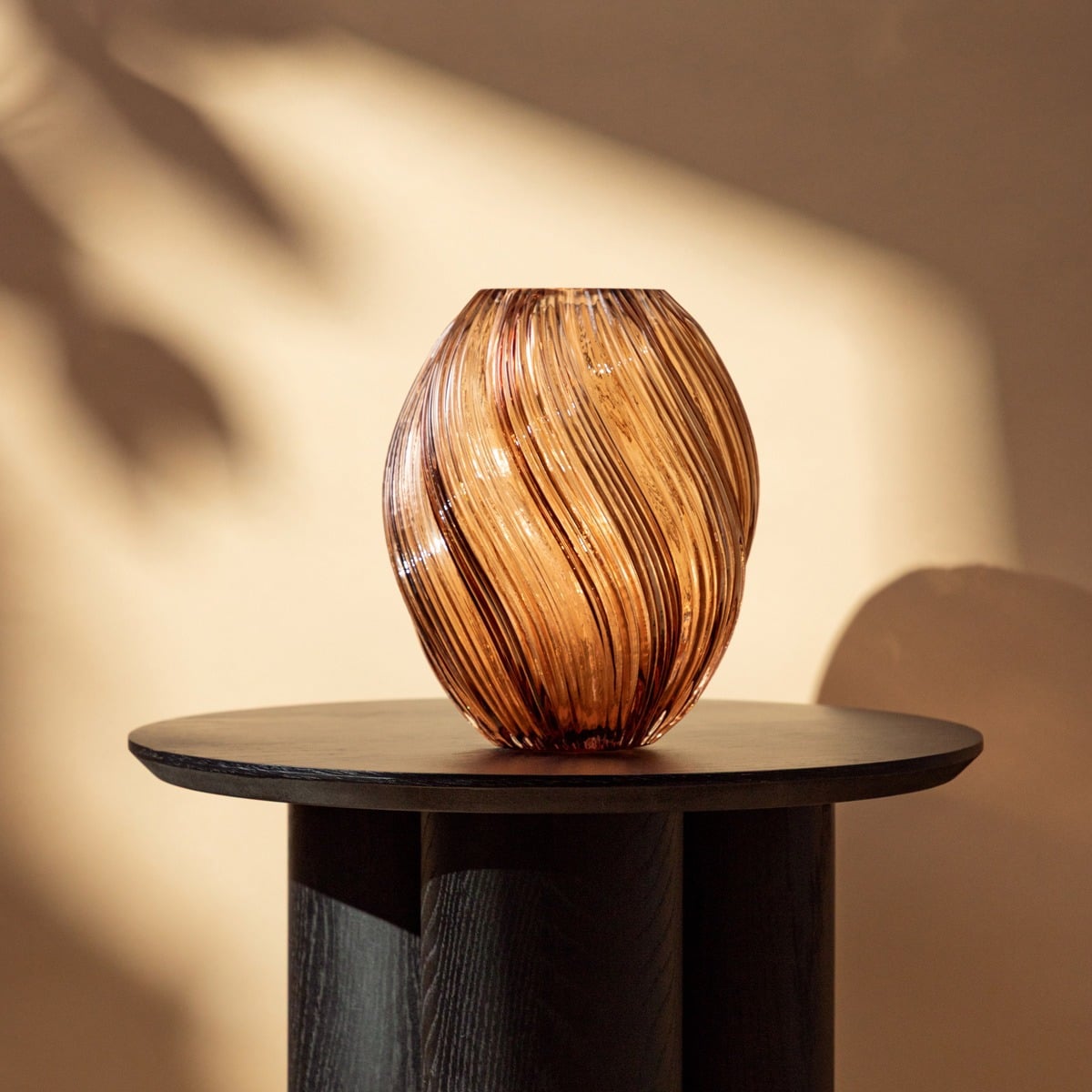 Wazon SWIRL szklany zakręcony beżowy 17x21 cm