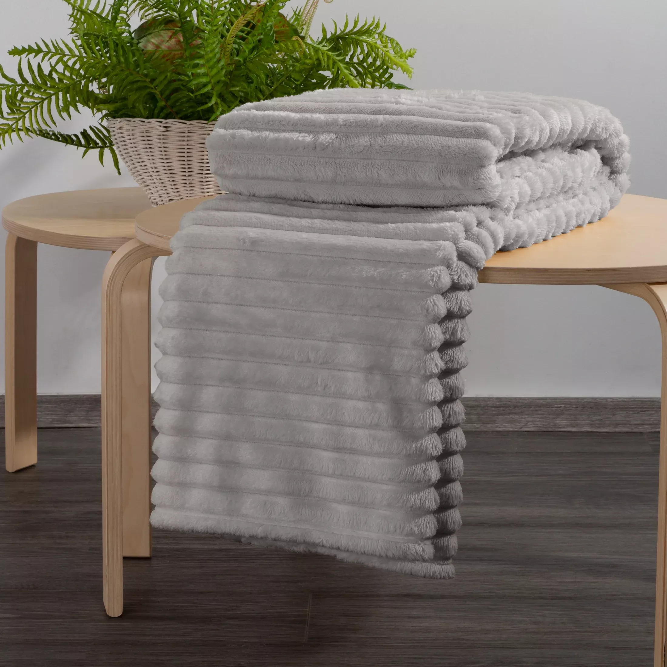 Koc flano 200x220 cm beżowy zdobiony wytłaczanym wzorem z efektem 3D SOFT Design 91