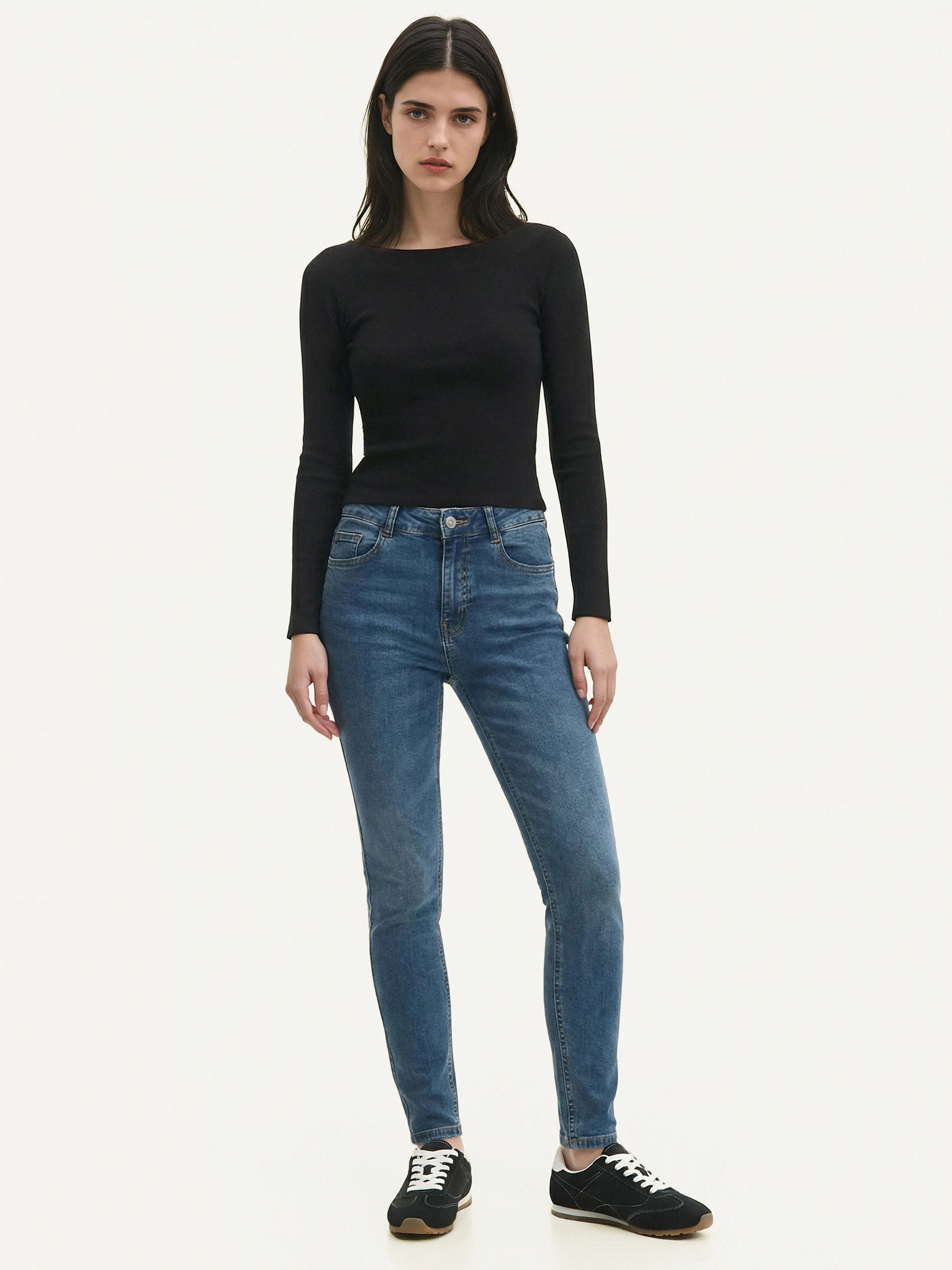 Granatowe sprane jeansy skinny z kieszeniami