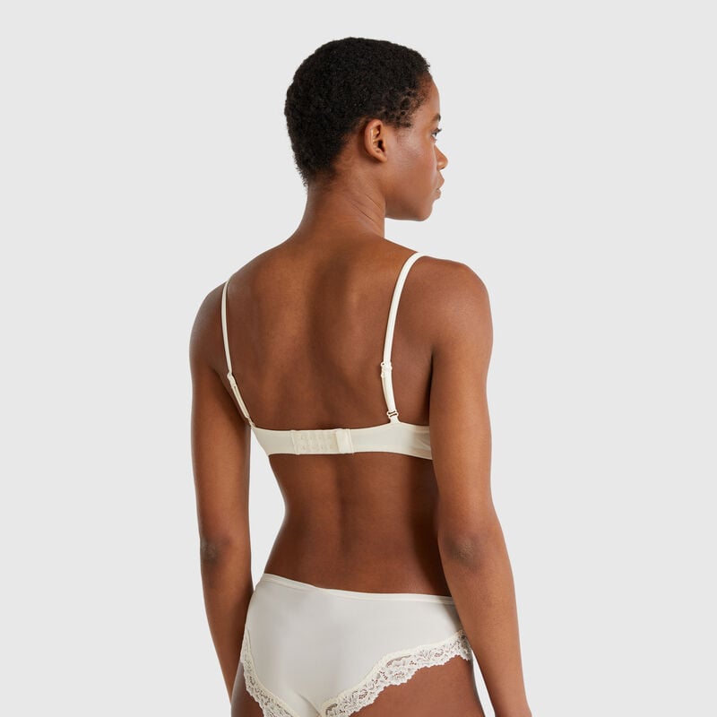 Bra with underwire and lace