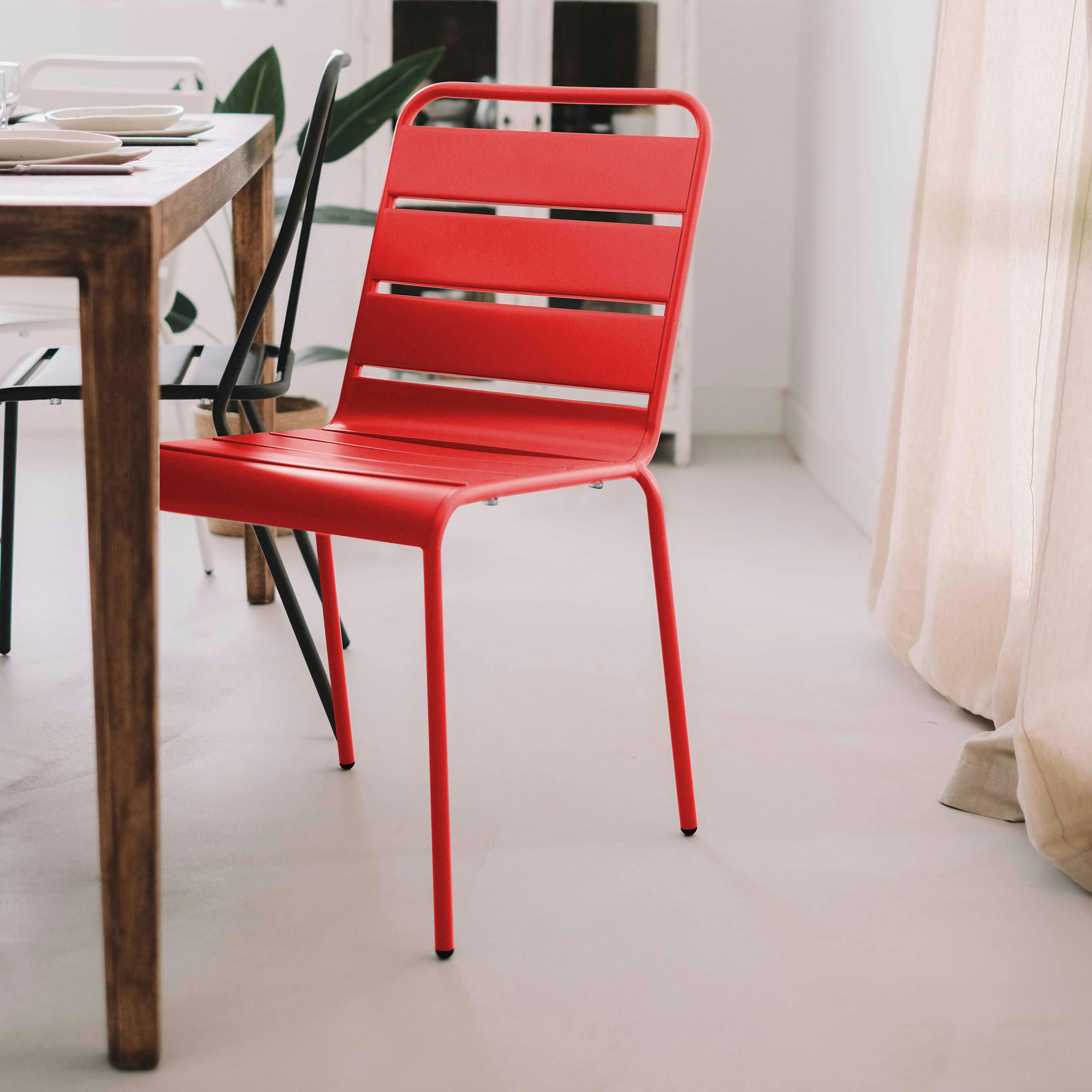 PALAVAS - Chaise en métal rouge