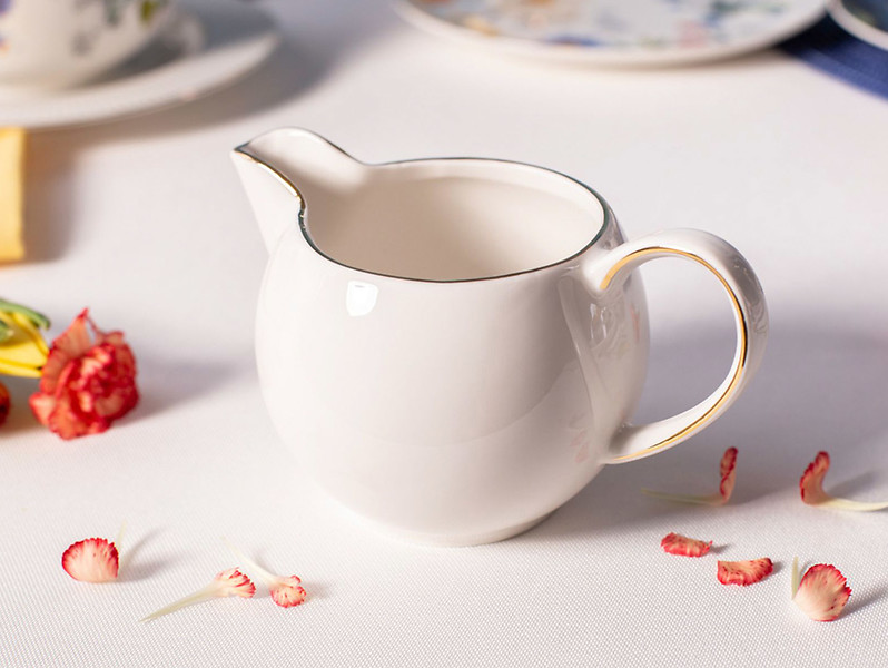 Mlecznik Bella porcelanowy 300 ml biało-złoty