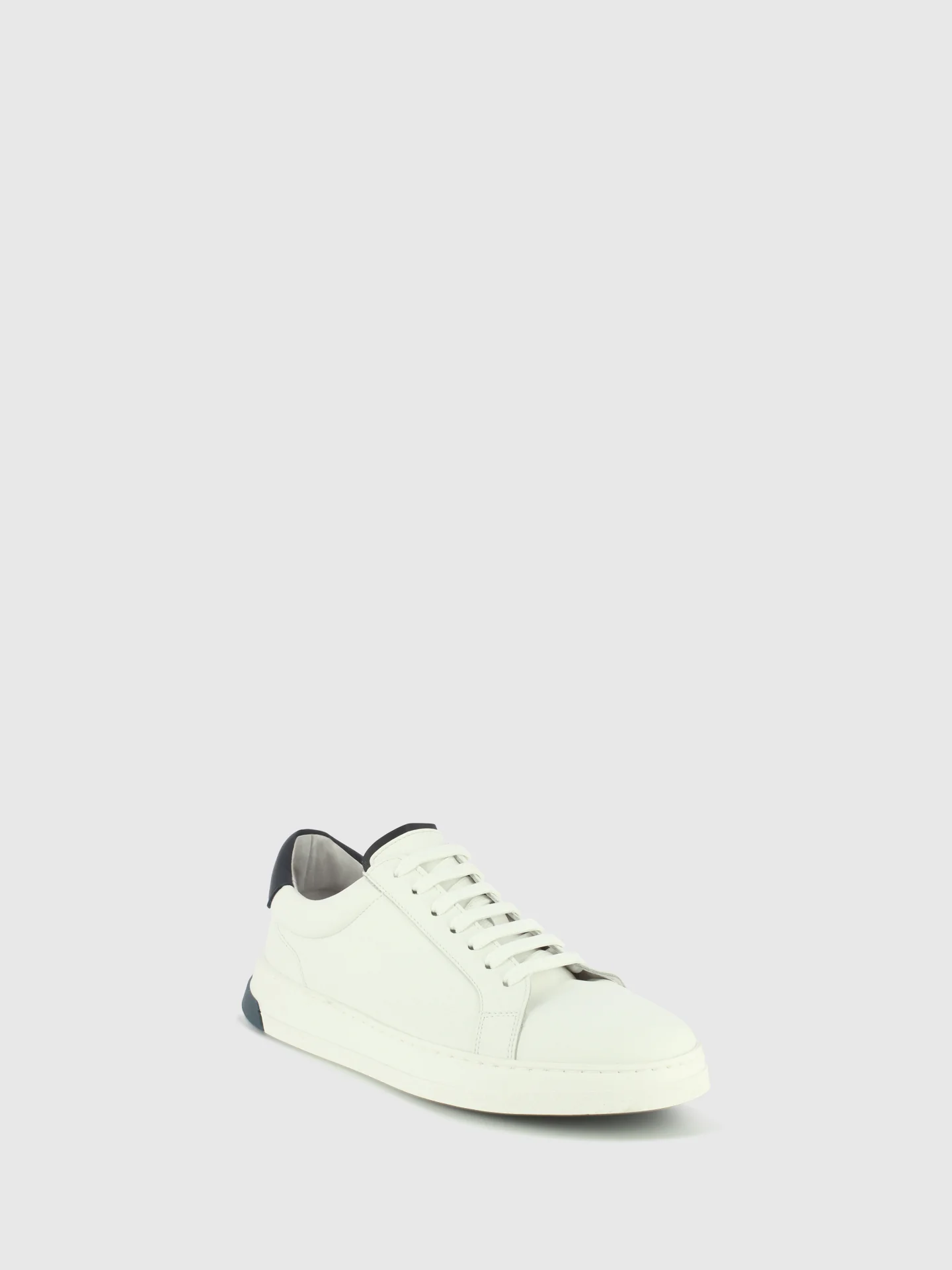 Sapatos com Atacadores em Branco