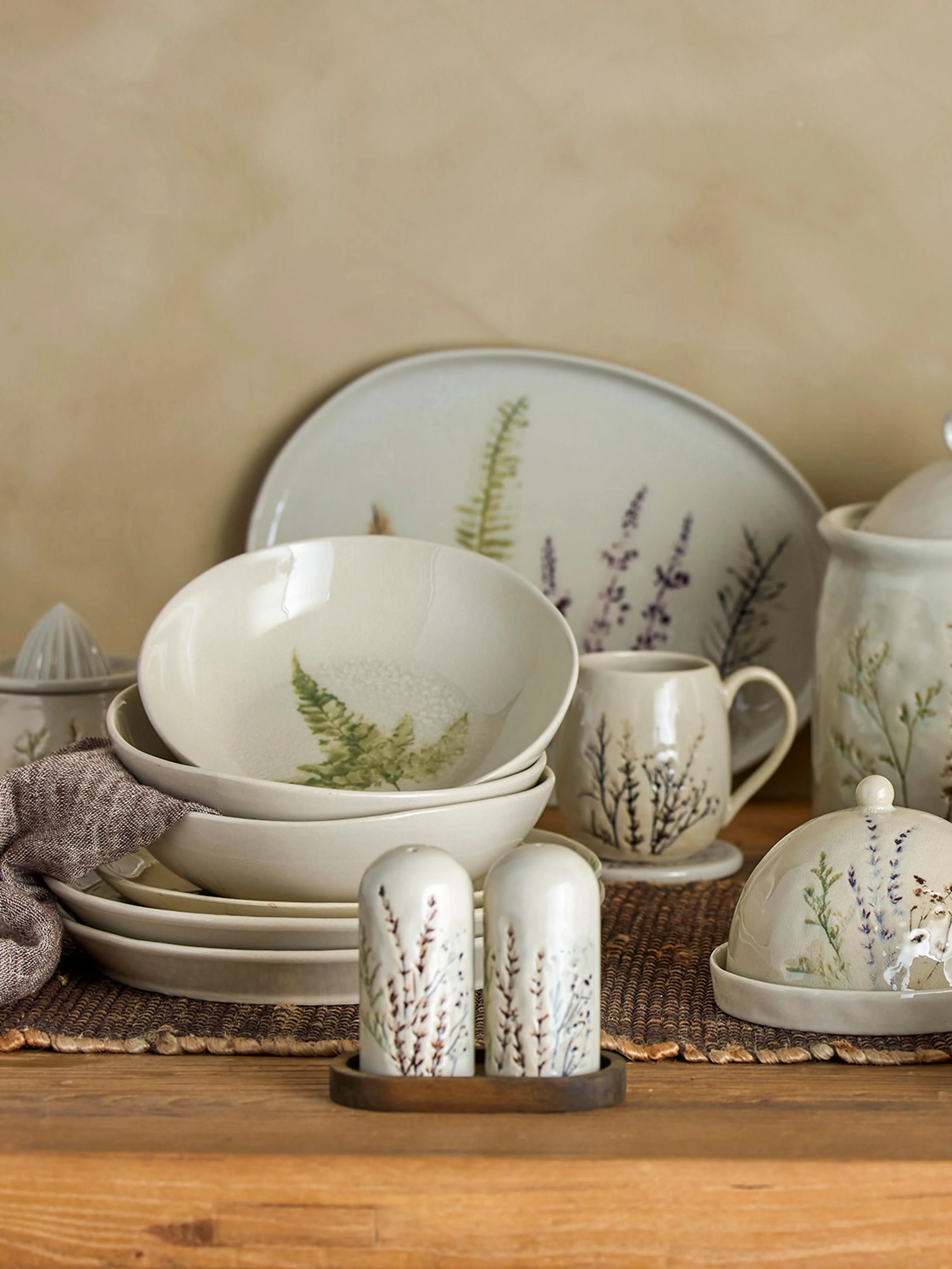 Handgemachte Salz- und Pfefferstreuer Bea mit Gräser-Motiv und Holzablage, 3er-Set