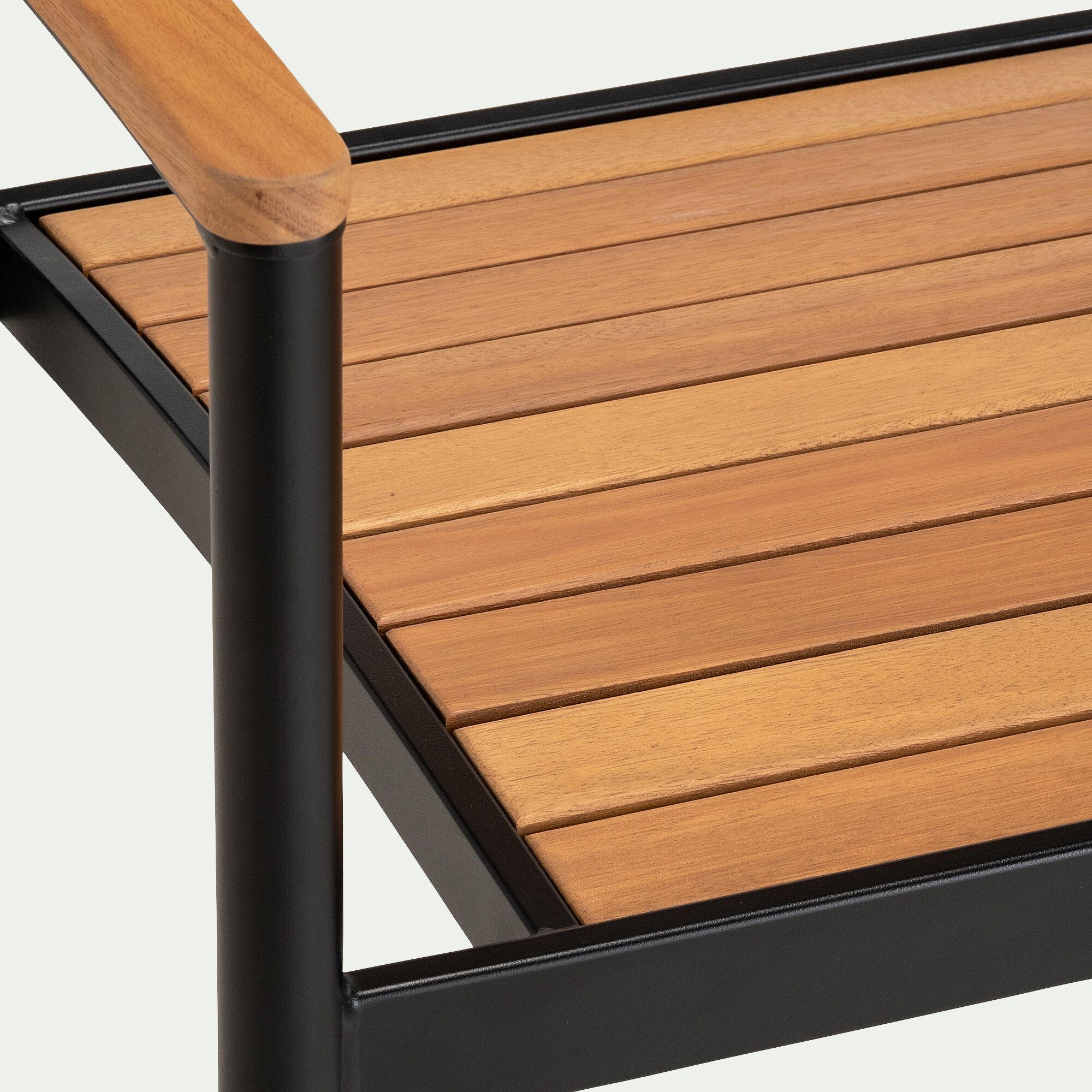 TANOS - Chaise de jardin empilable avec accoudoirs en aluminium et eucalyptus - bois clair
