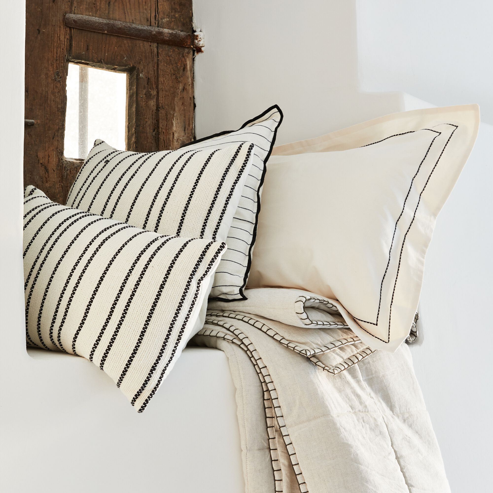 BADIANE - Coussin à rayures brodées en coton 30x50cm - noir et écru