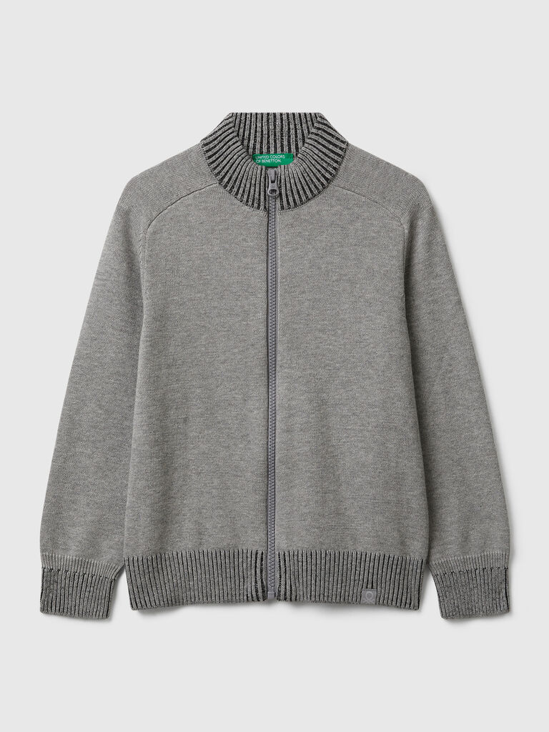 Sweater with zip