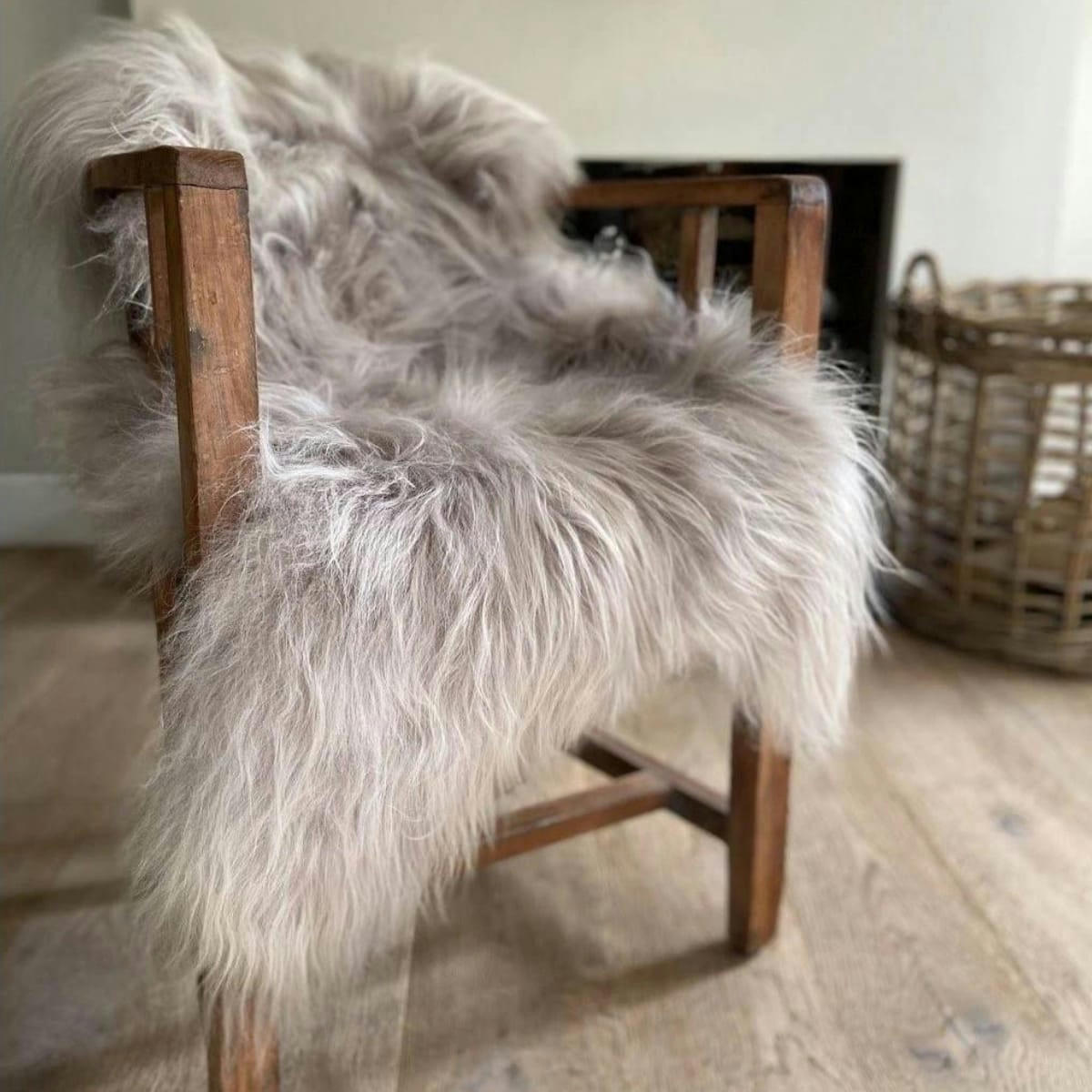 - Tapis en peau de mouton taupe