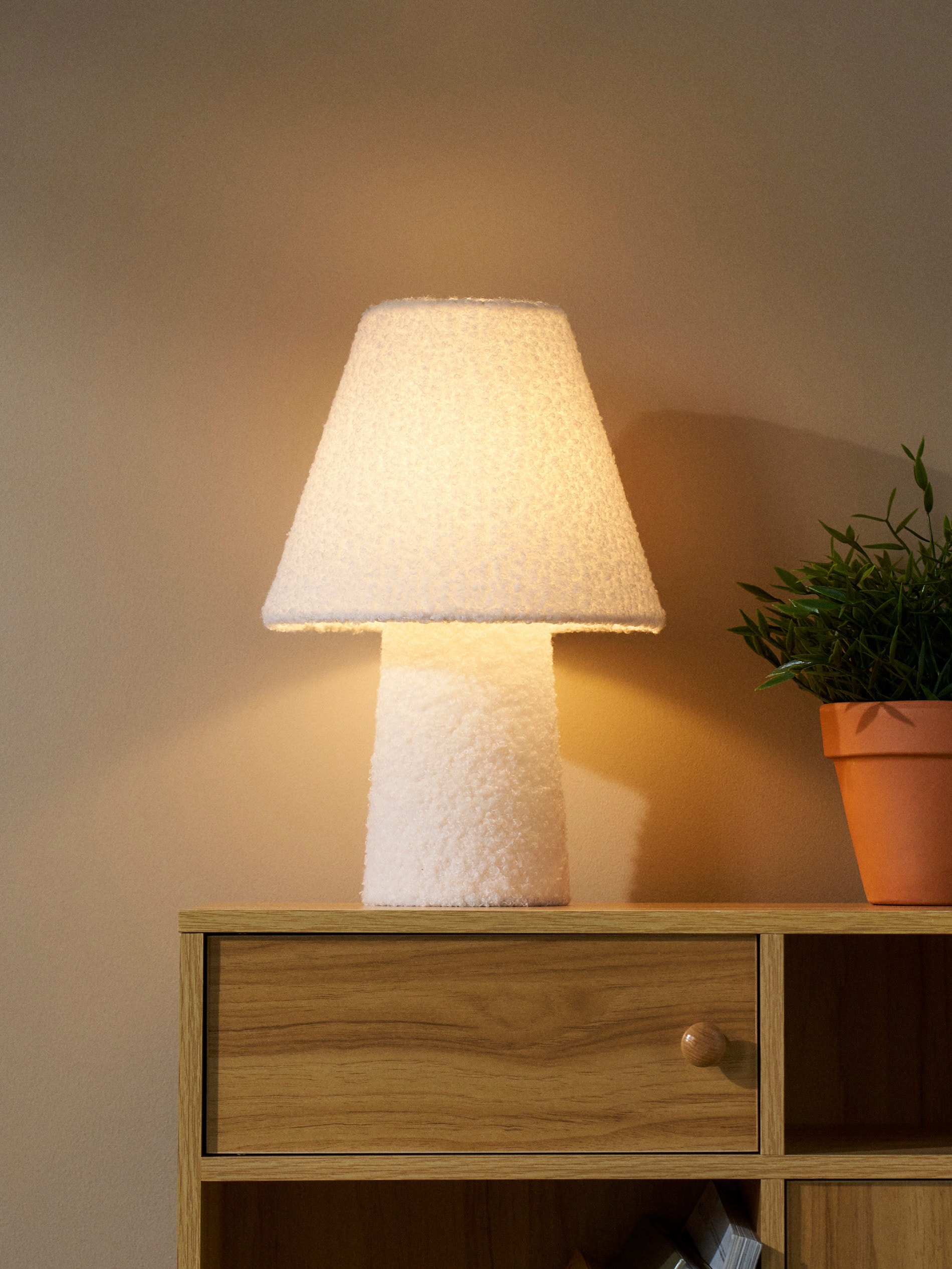Lampa nocna LED z pluszowym wykończeniem