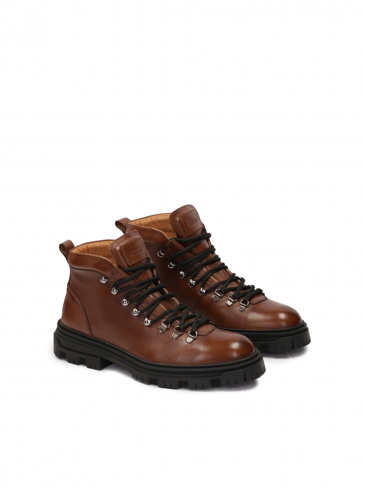 Brown tied men's boots