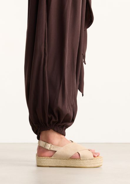 Beige suède plateau sandalen