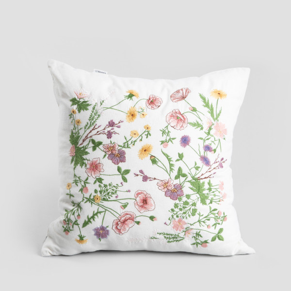 Poszewka MEADOW FLOWERS z haftowanym wzorem w kwiaty 45x45cm HOMLA