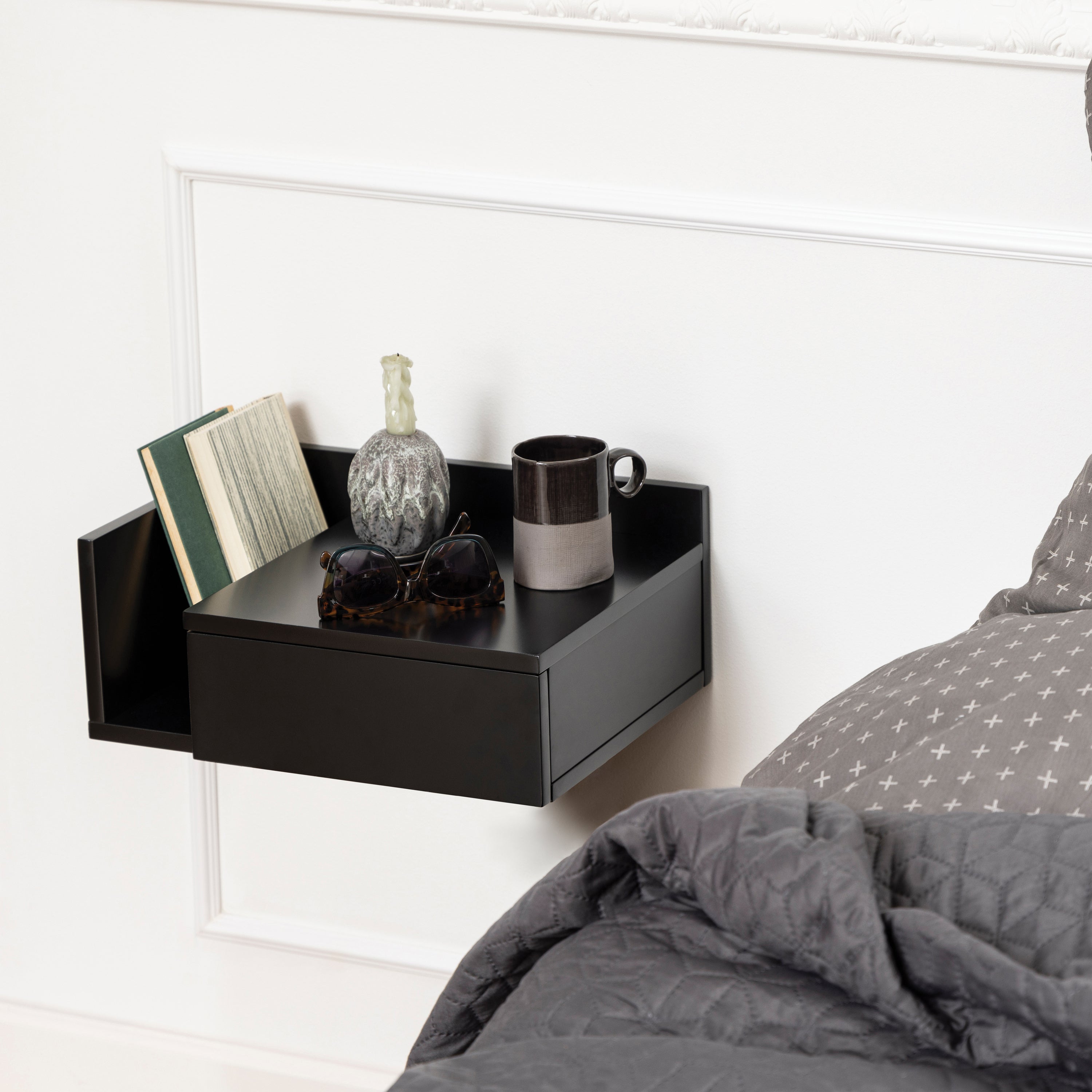 by fonQ basic Zoey Nachtkastje met zijvakje - Zwart