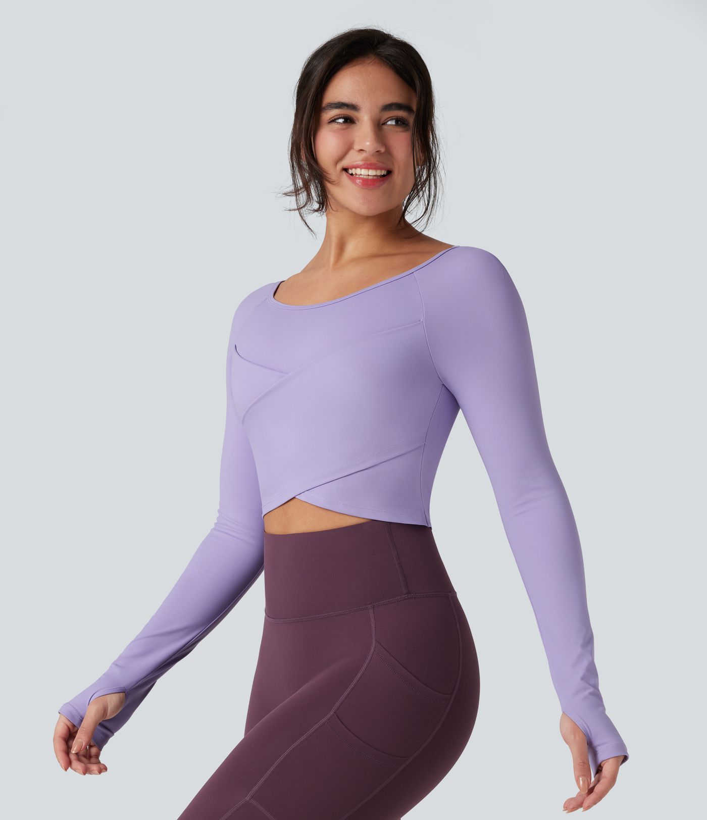 Top de sport yoga SoftlyZero™ Plush col rond ourlet croisé manches longues avec trous pouces
