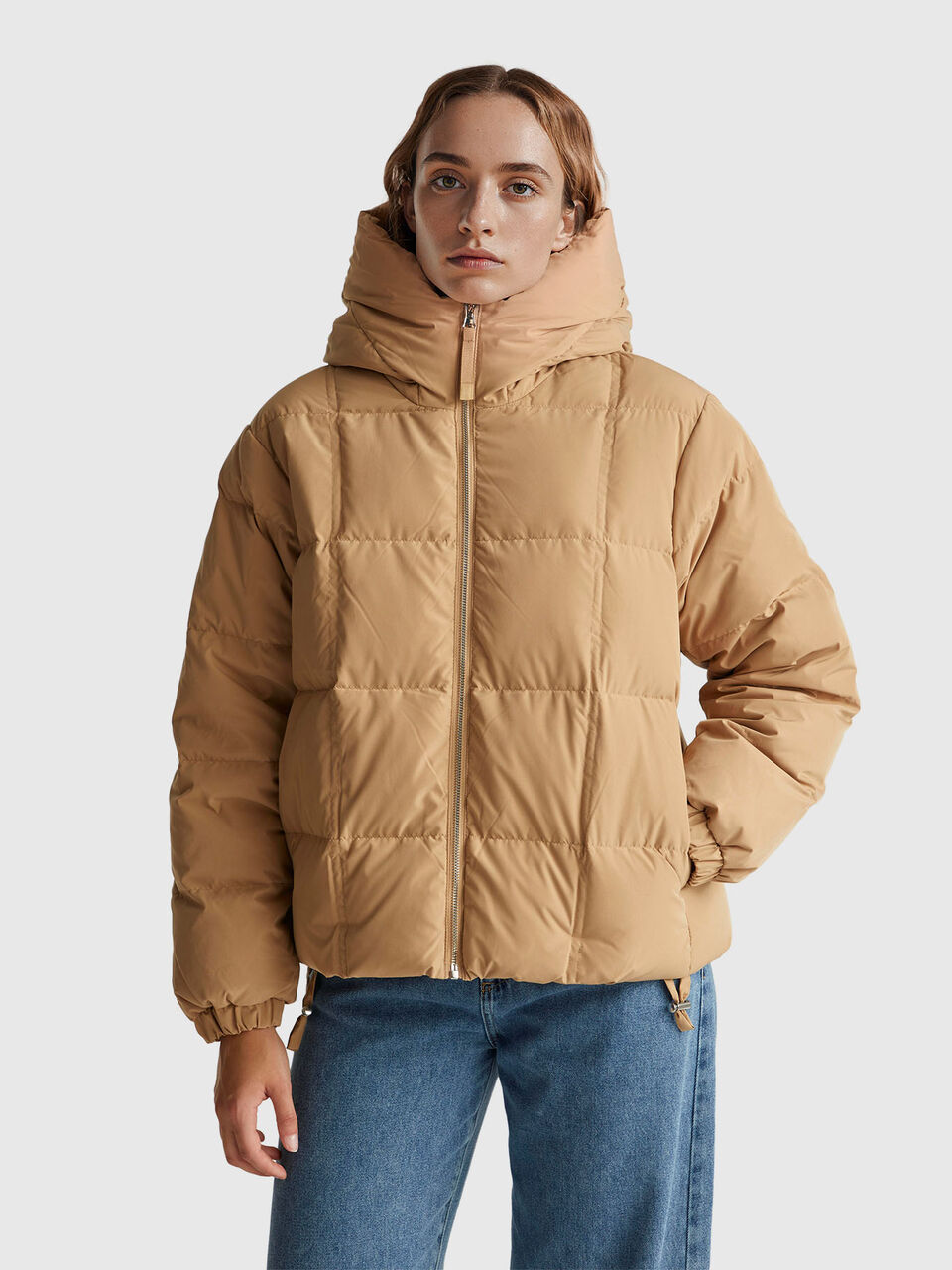 Short down jacket padded with recycled feathers